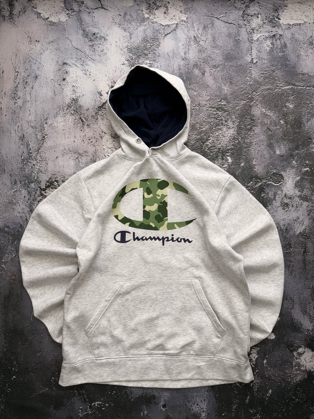 Bluza Champion szara z kapturem i logo moro — widok całej bluzy