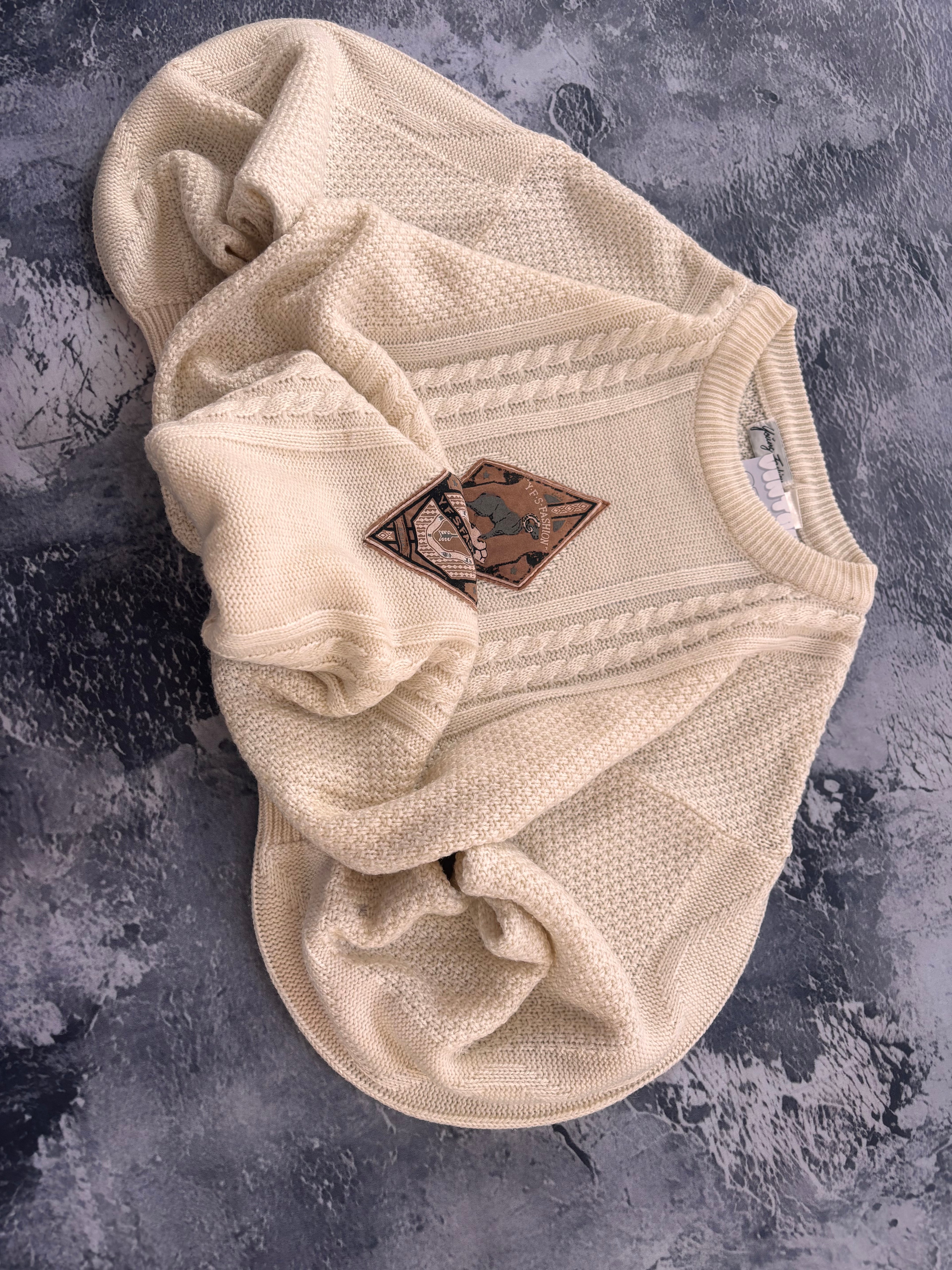 sweter beżowy  z haftem