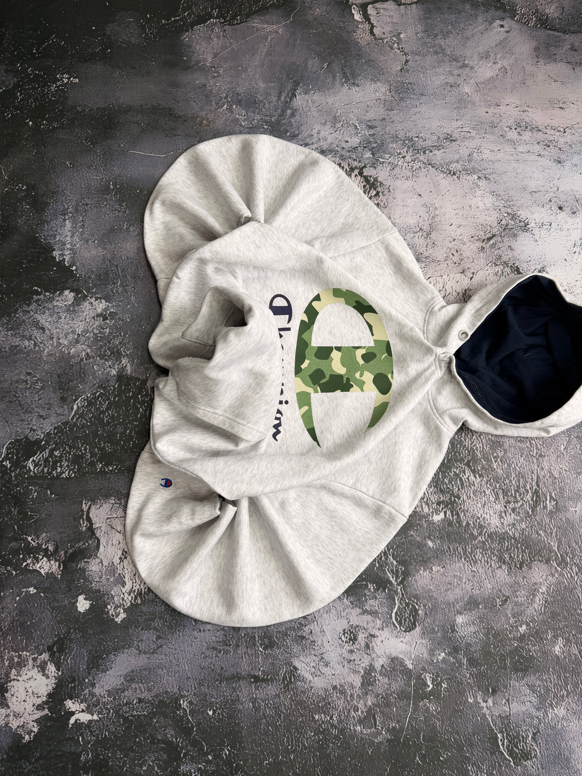 Bluza Champion szara z kapturem i logo moro — dodatkowe ujęcie