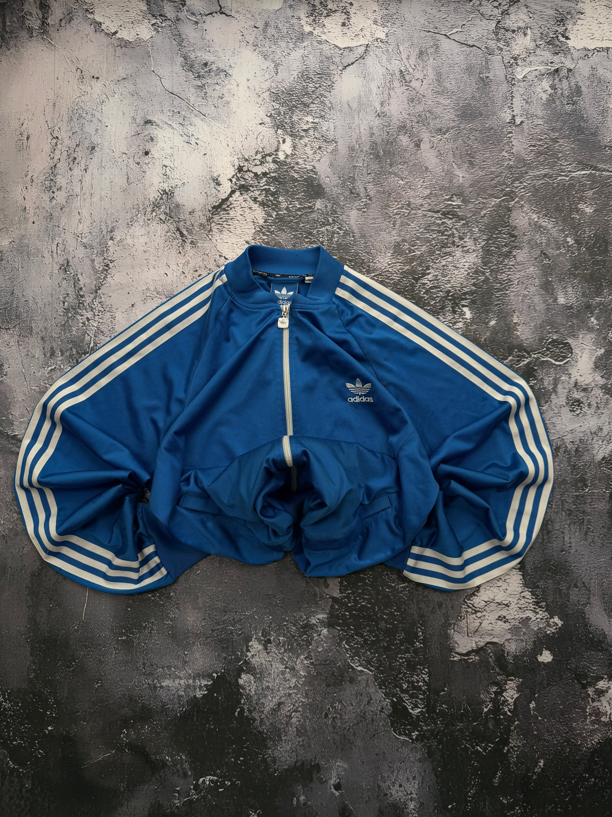 Bluza Adidas Originals niebieska rozpinana ze stójką — zdjęcie główne, bluza złożona w bombkę