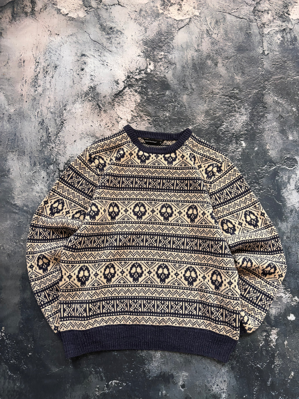 sweter w czaszki beżowy