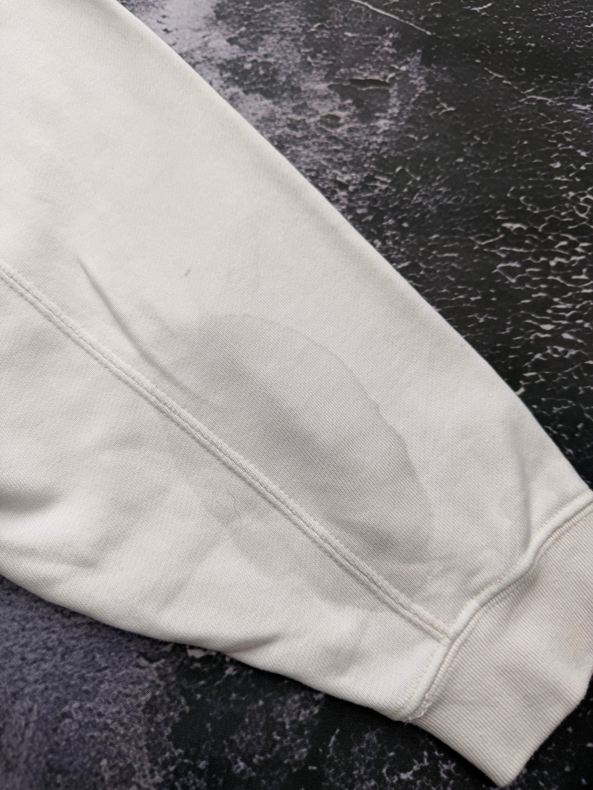 Bluza kremowa z haftem kwiatów — dodatkowe ujęcie