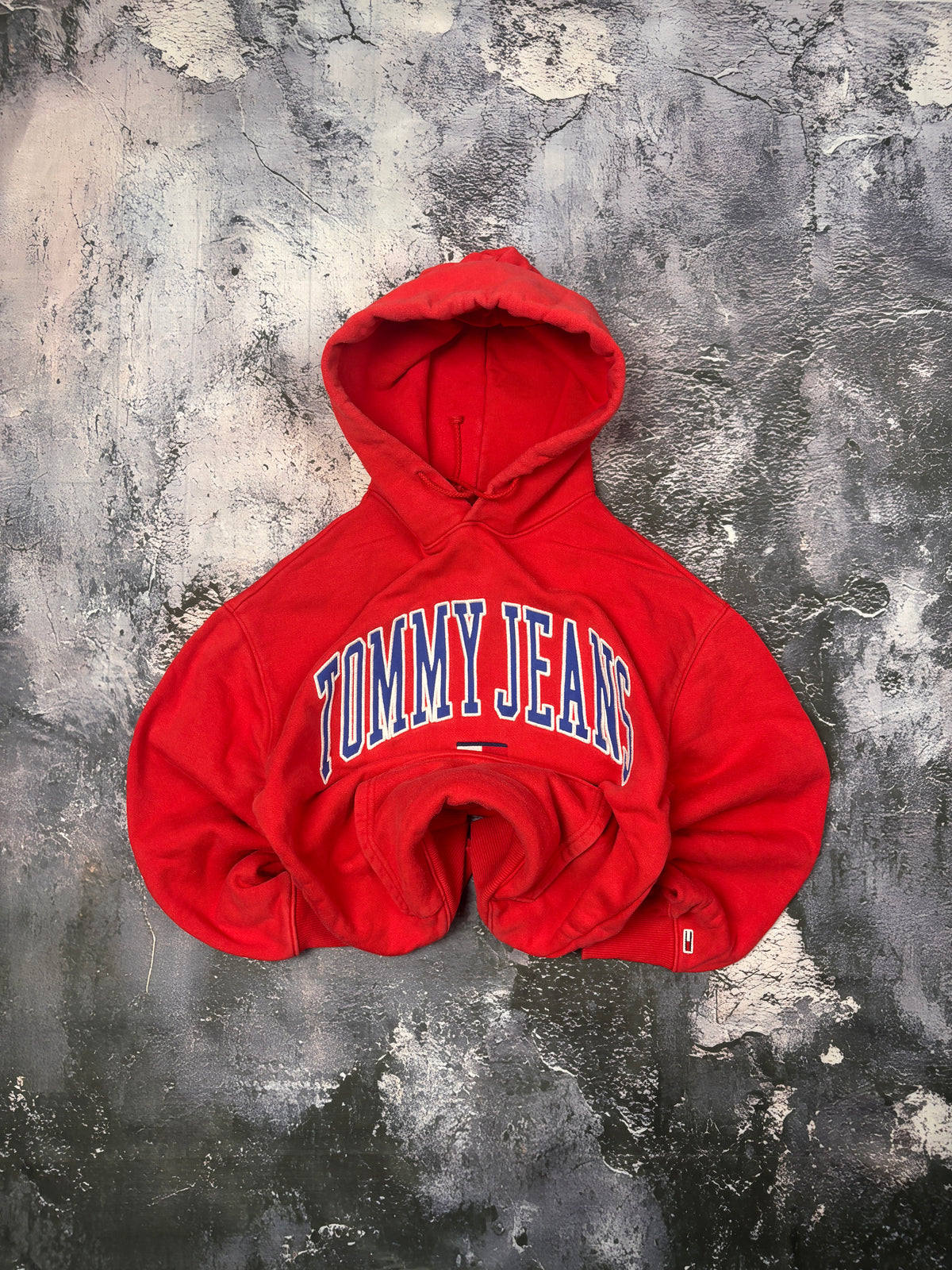 GRUBA BLUZA TOMMY JEANS Z HAFTEM LOGO RETRO