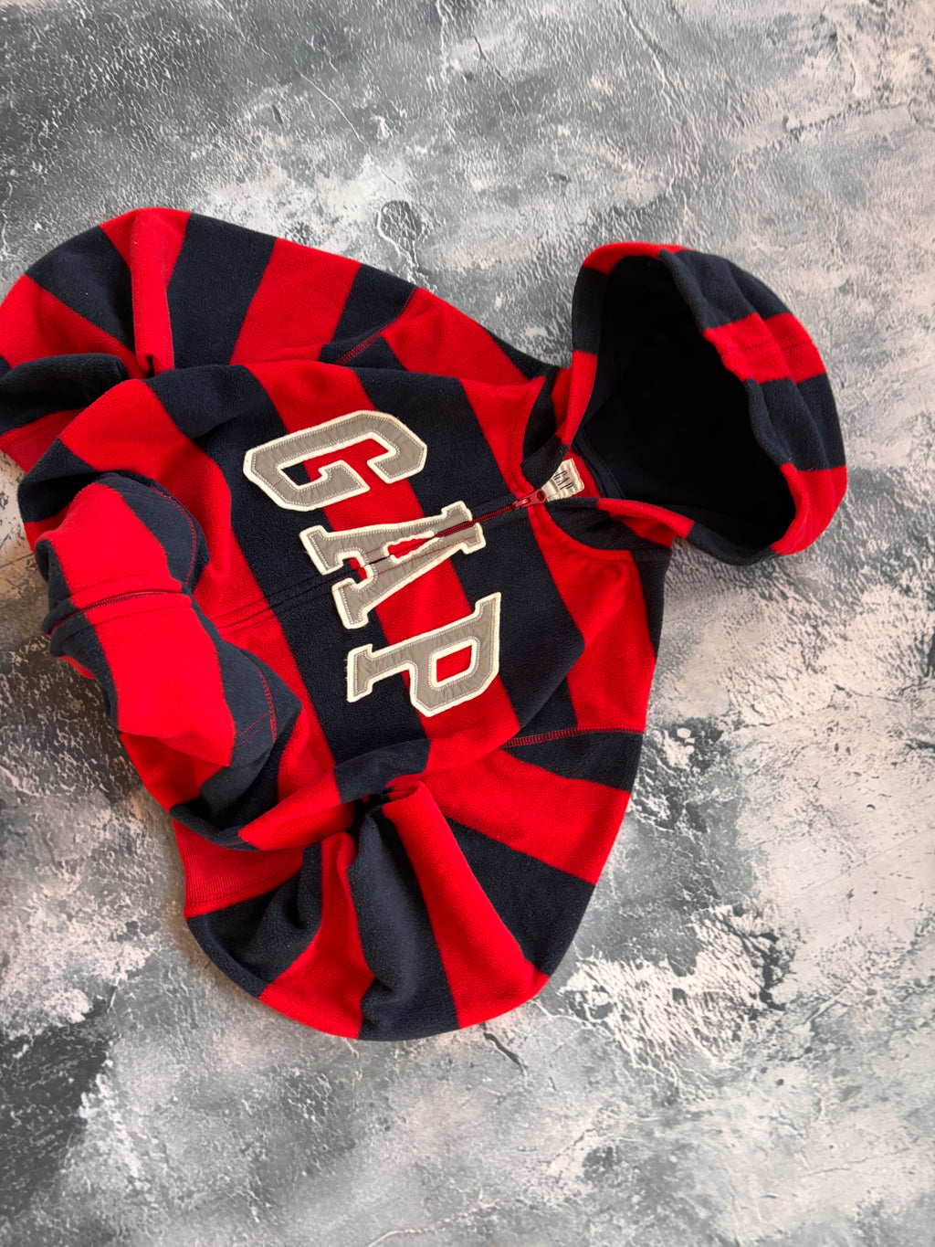 Bluza gap polar prosty krój czerwono granatowa