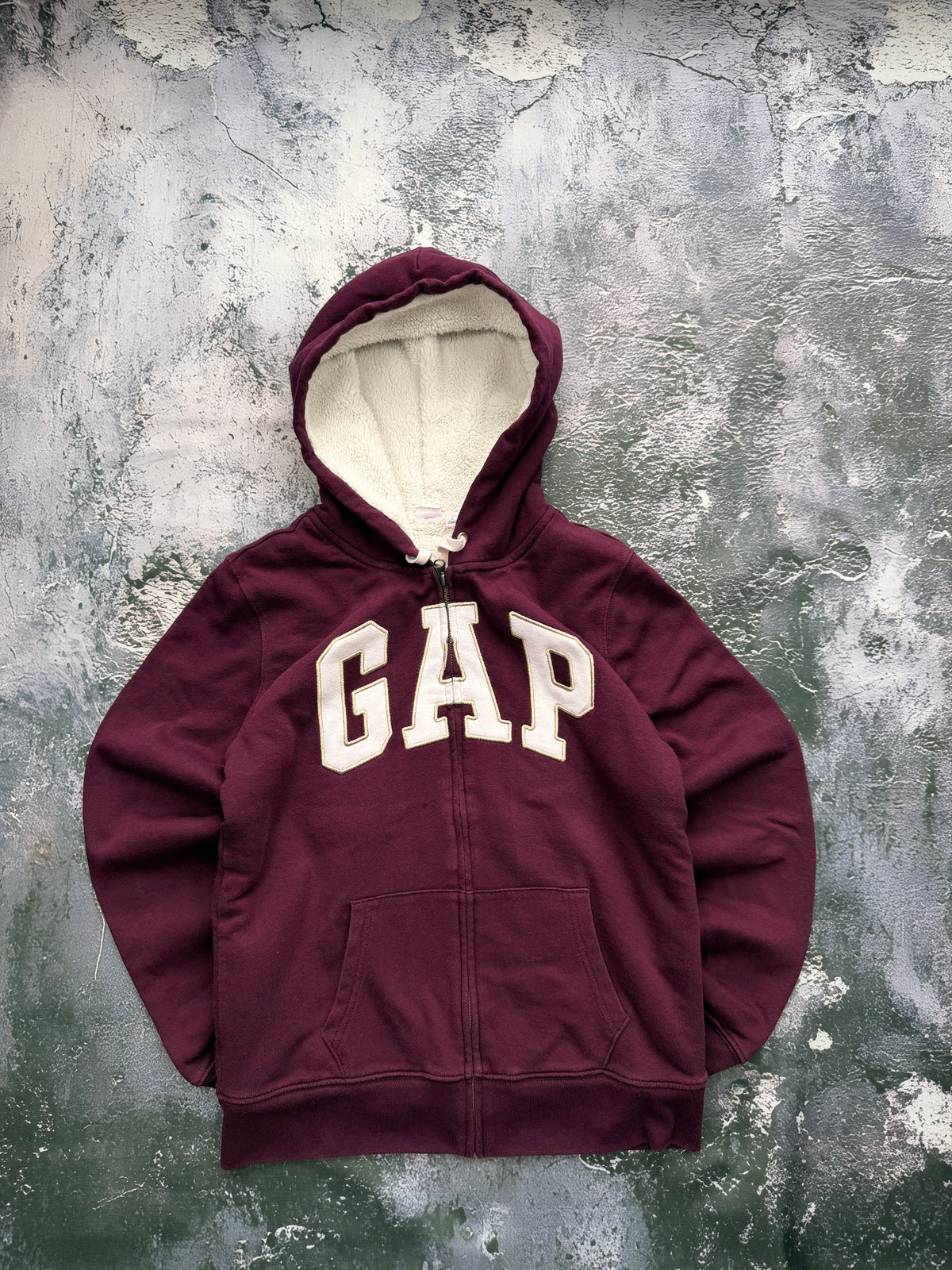 Bluza GAP bordowa rozpinana z kapturem i jasną podszewką — widok całej bluzy
