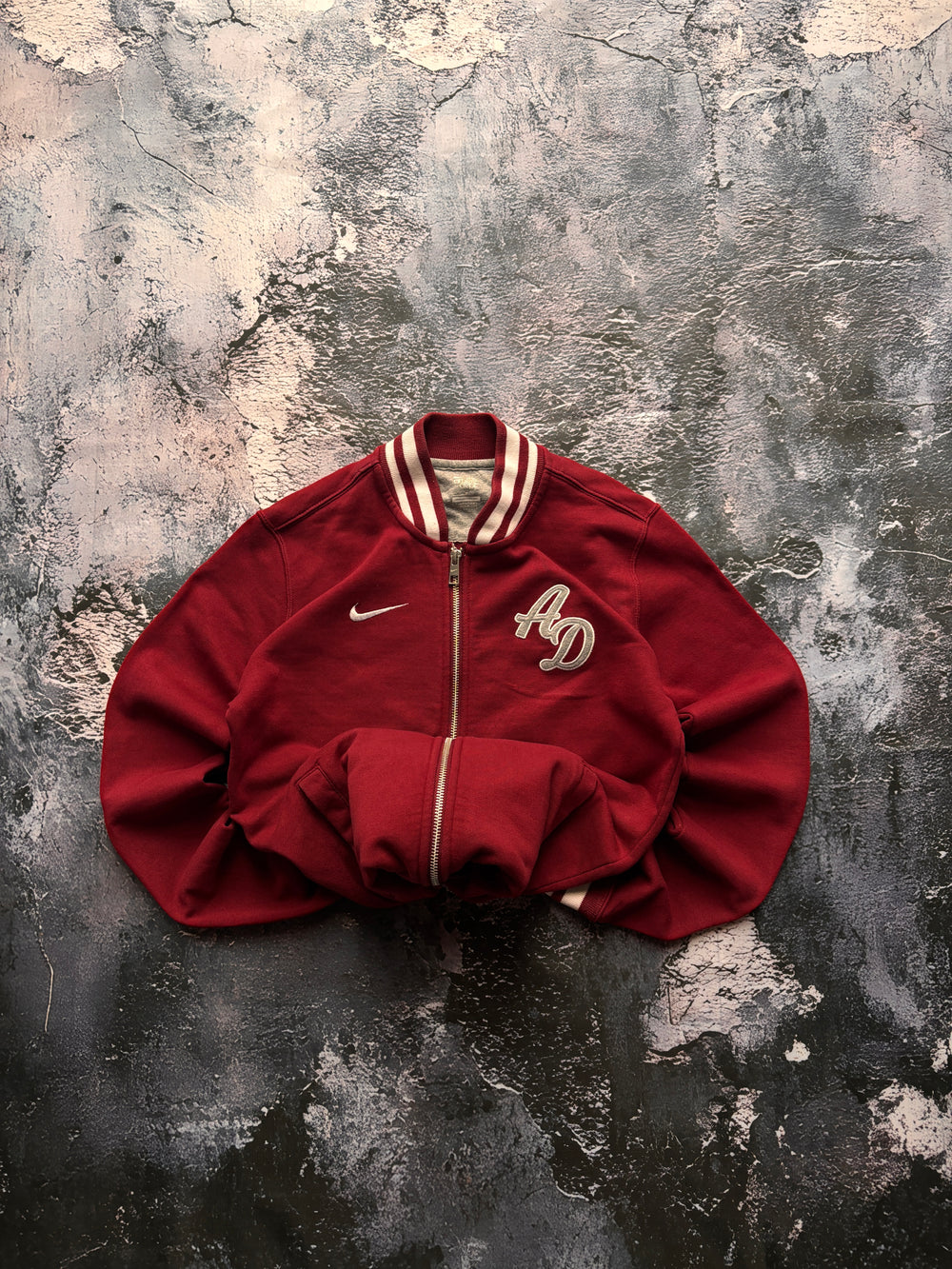 bluza nike prosty krój red w haftami i kołnierzykiem