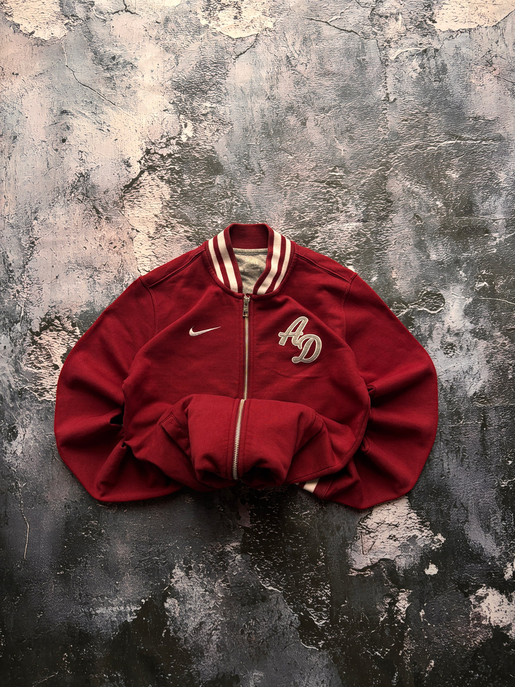bluza nike prosty krój red w haftami i kołnierzykiem