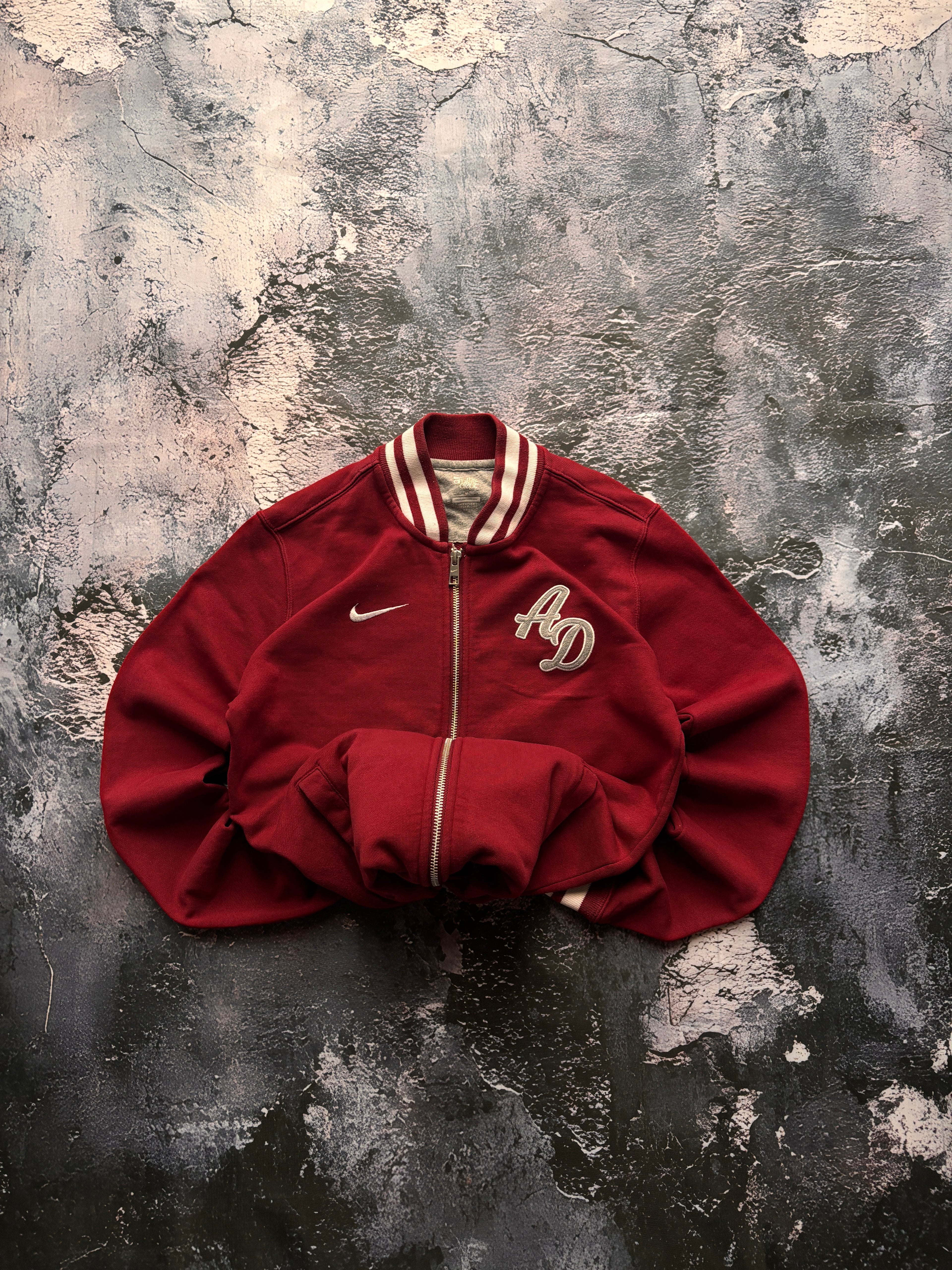 bluza nike prosty krój red w haftami i kołnierzykiem