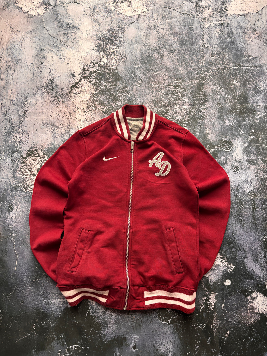 bluza nike prosty krój red w haftami i kołnierzykiem