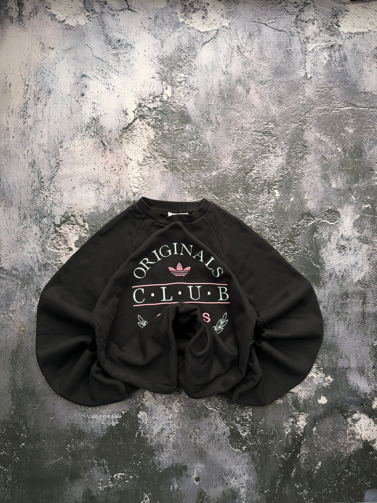 Bluza Adidas Originals Club czarna z haftem — ujęcie ułożonego przodu