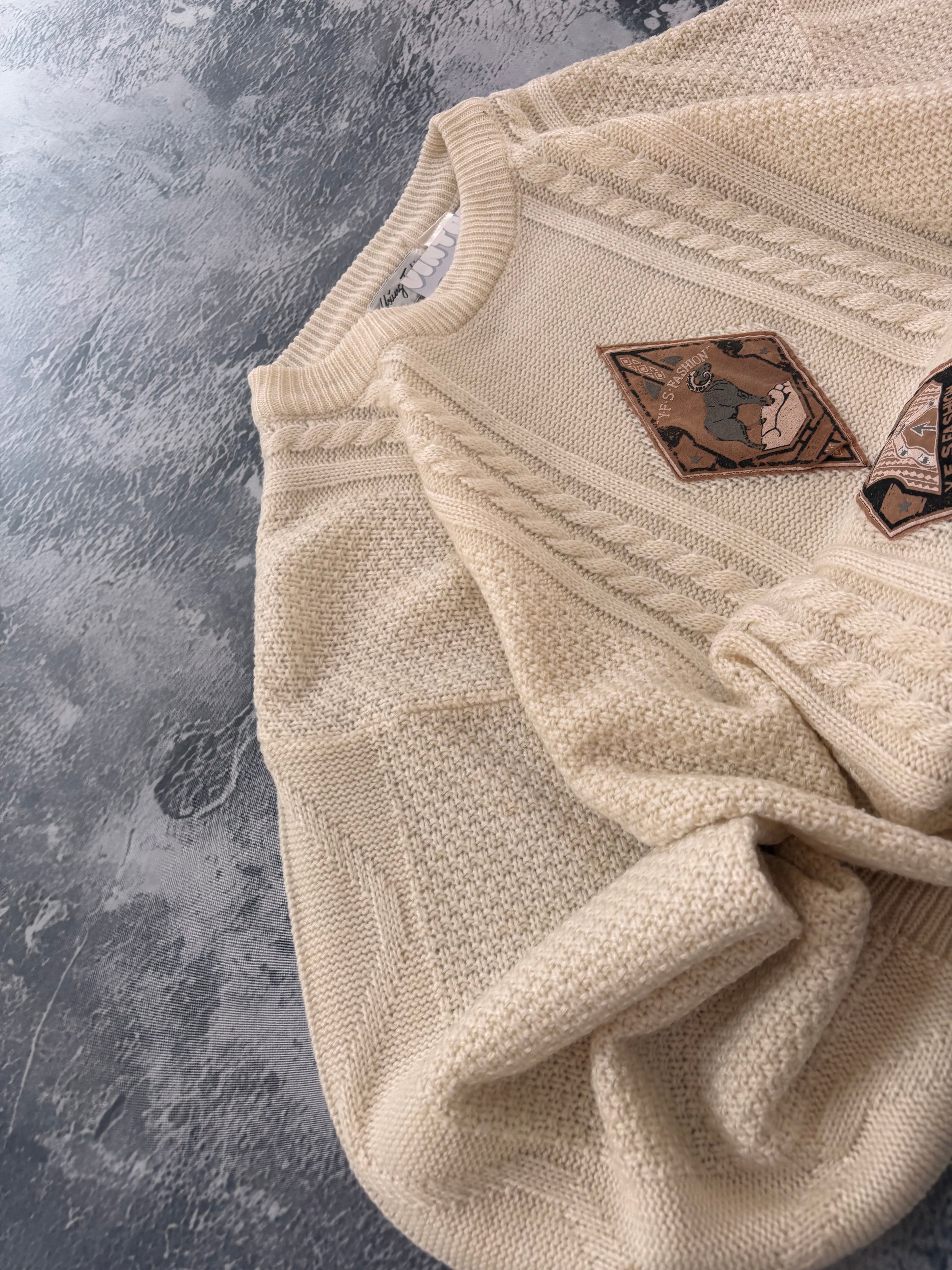 sweter beżowy  z haftem