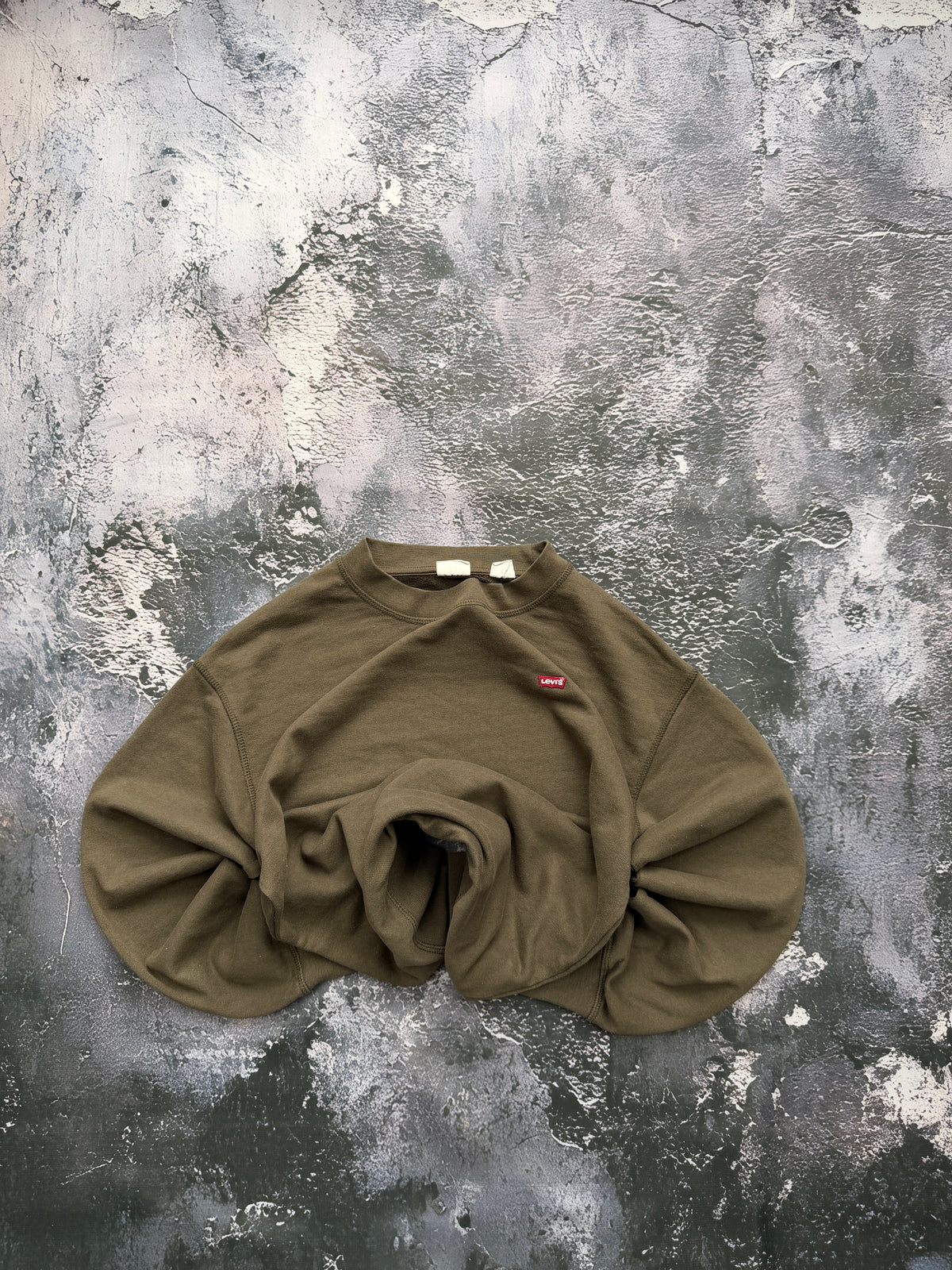 Bluza Levi’s oliwkowa z małym logo — zdjęcie główne, bluza złożona w bombkę