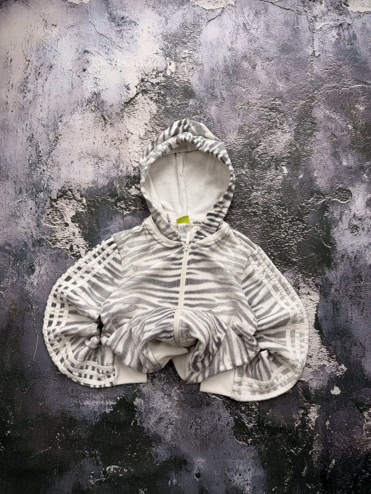 Bluza Adidas biała w czarny wzór, rozpinana z kapturem — zdjęcie główne, bluza złożona w bombkę