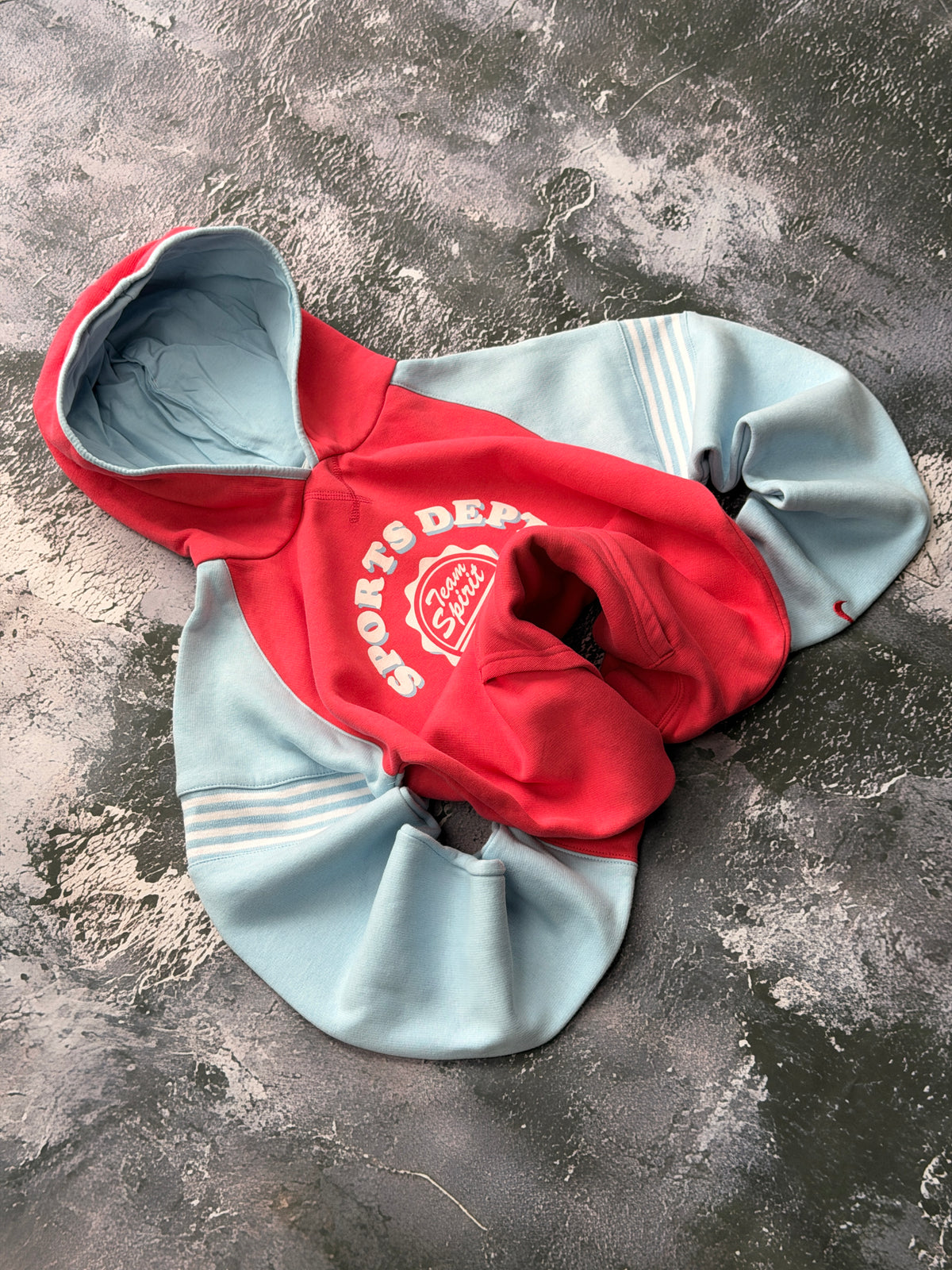 Bluza Nike Sports Dept. czerwona z błękitnymi rękawami i kapturem — dodatkowe ujęcie
