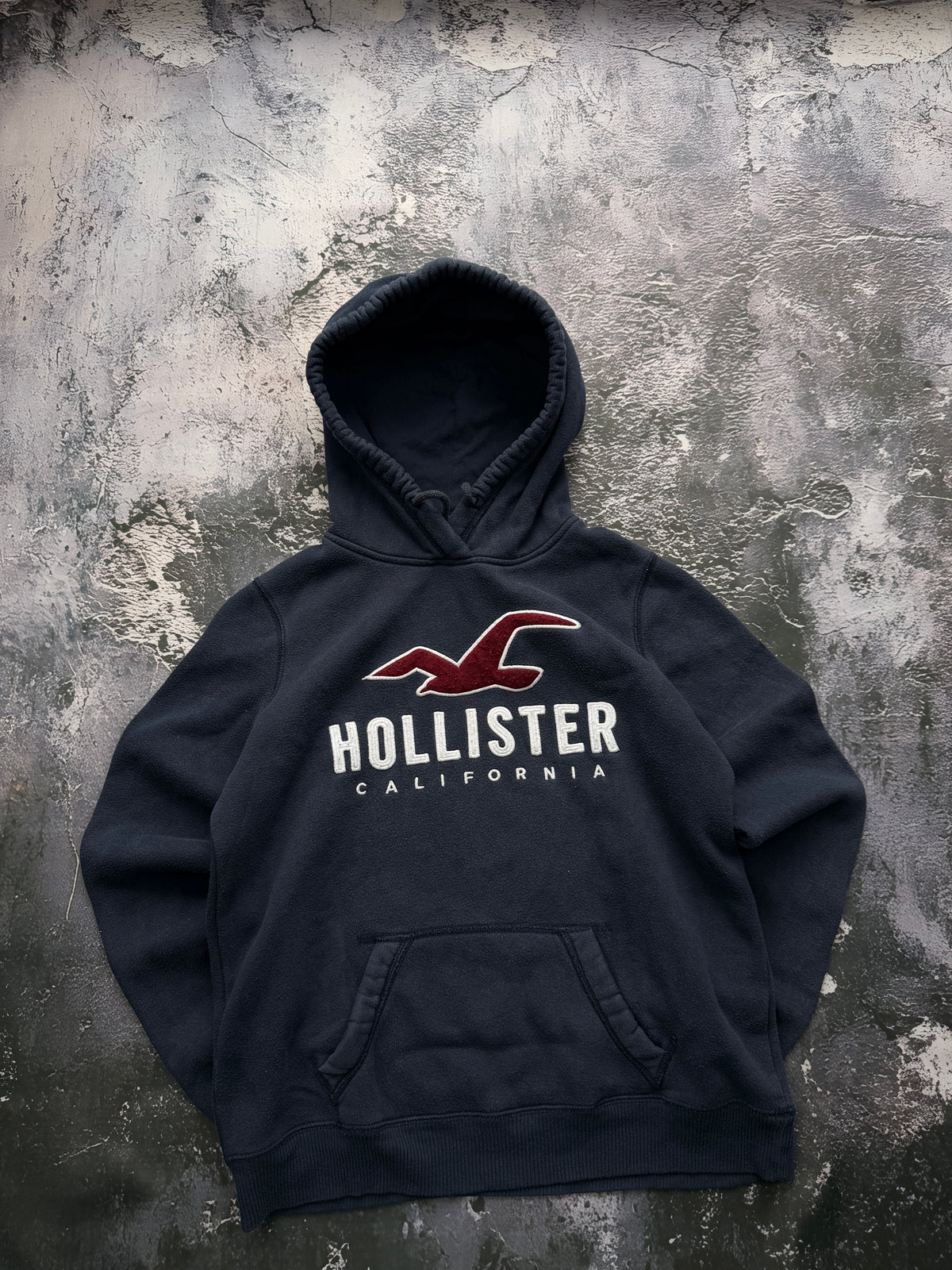 Bluza Hollister California granatowa z kapturem — widok całej bluzy