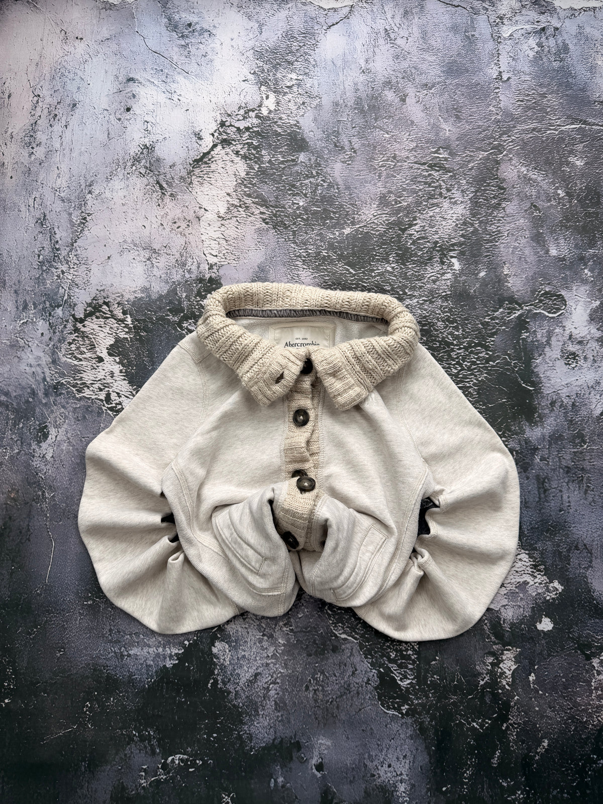 Bluza Abercrombie & Fitch beżowa z kołnierzem, rozpinana — zdjęcie główne, bluza złożona w bombkę