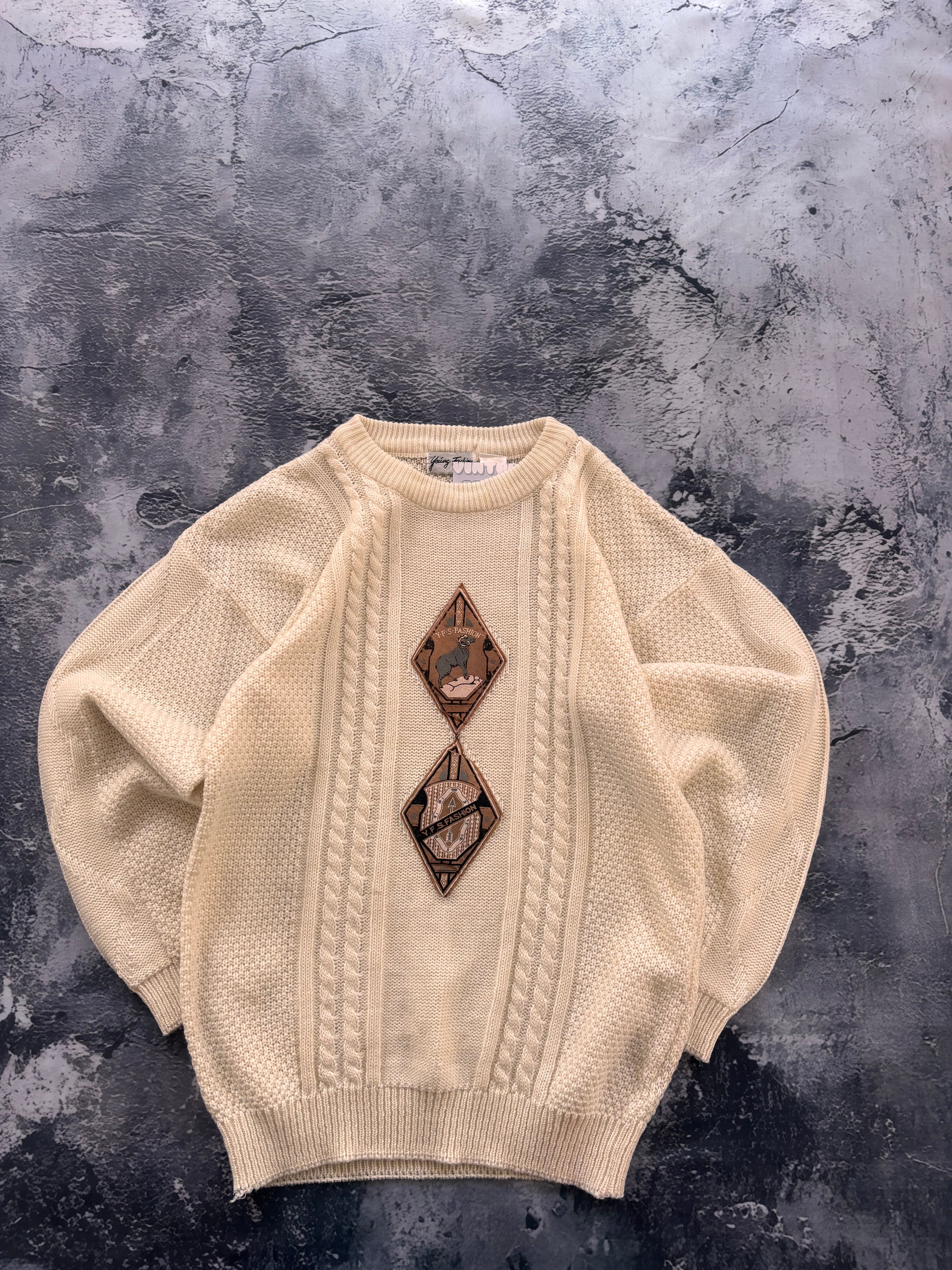 sweter beżowy  z haftem