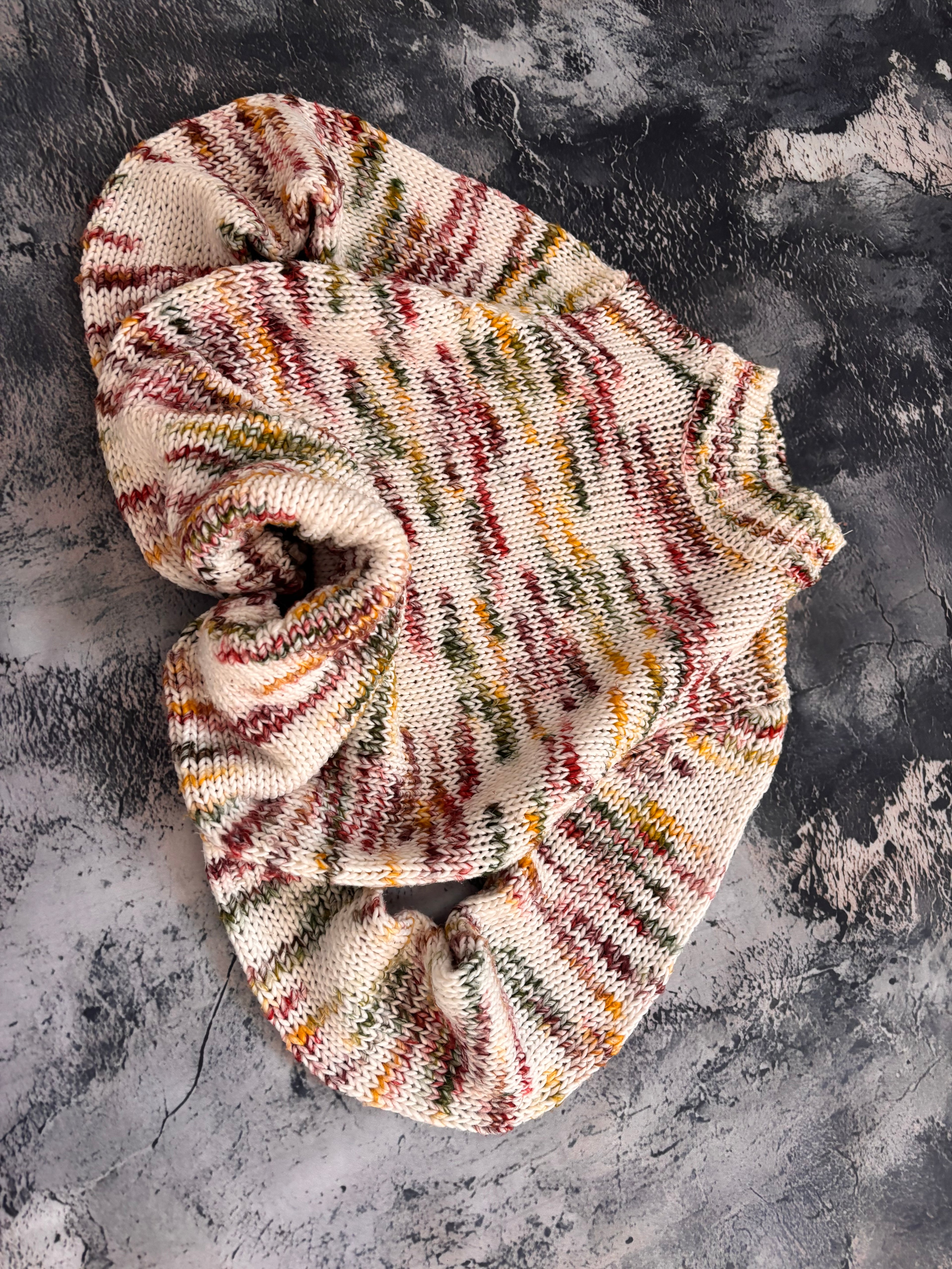 Sweter multicolor biały oversize