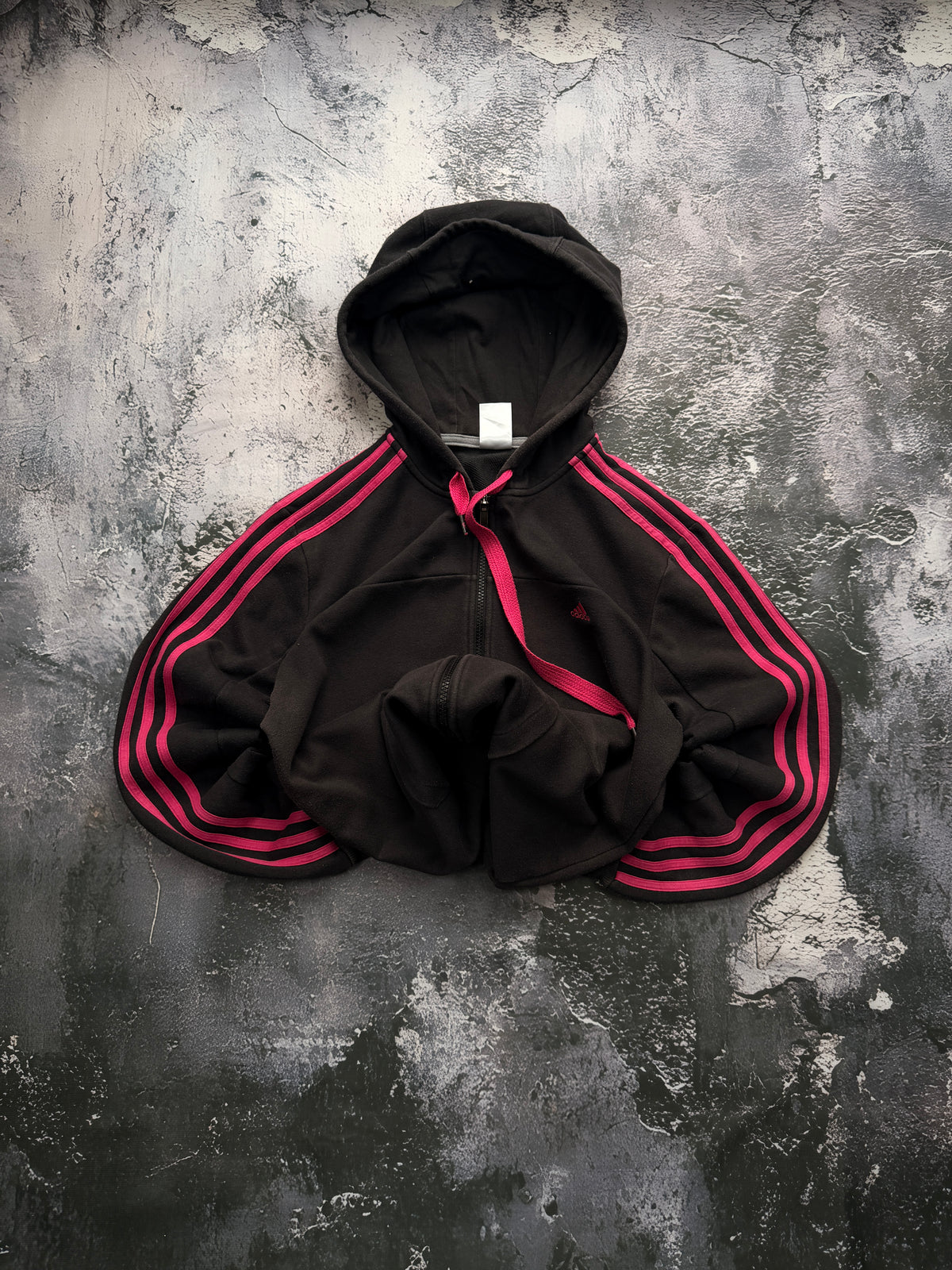 Bluza Adidas czarna z fioletowymi paskami, rozpinana z kapturem — zdjęcie główne, bluza złożona w bombkę