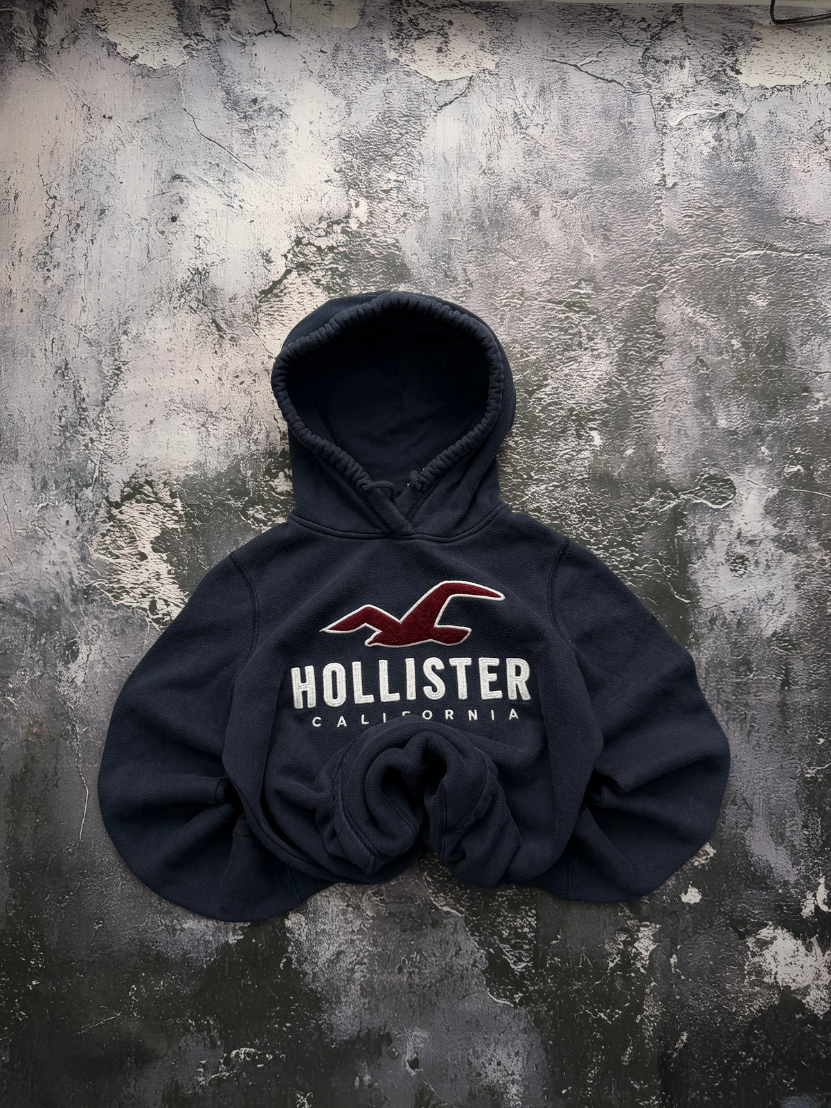 Bluza Hollister California granatowa z kapturem — zdjęcie główne, bluza złożona w bombkę