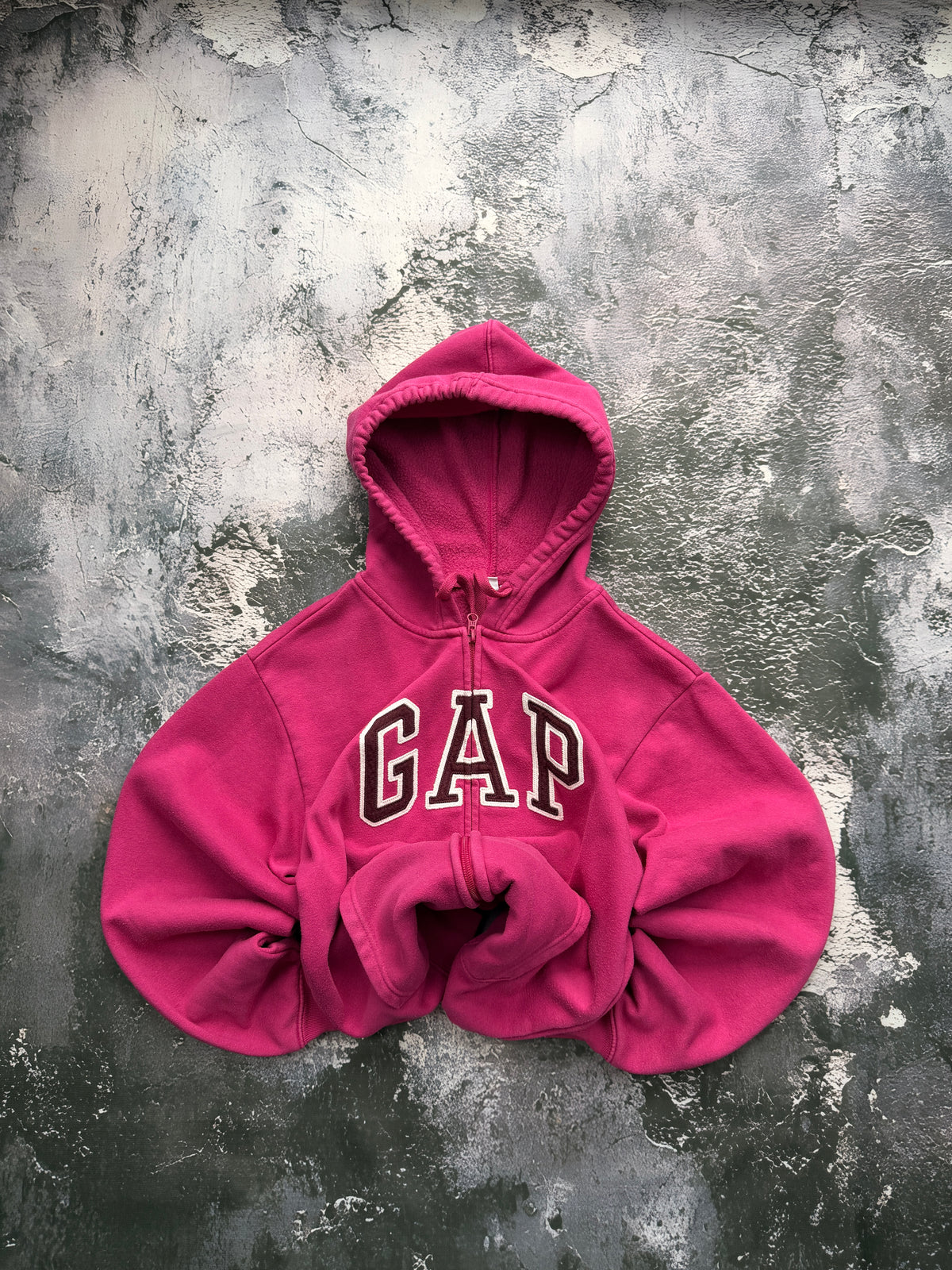 Bluza GAP fuksjowa rozpinana z kapturem — zdjęcie główne, bluza złożona w bombkę