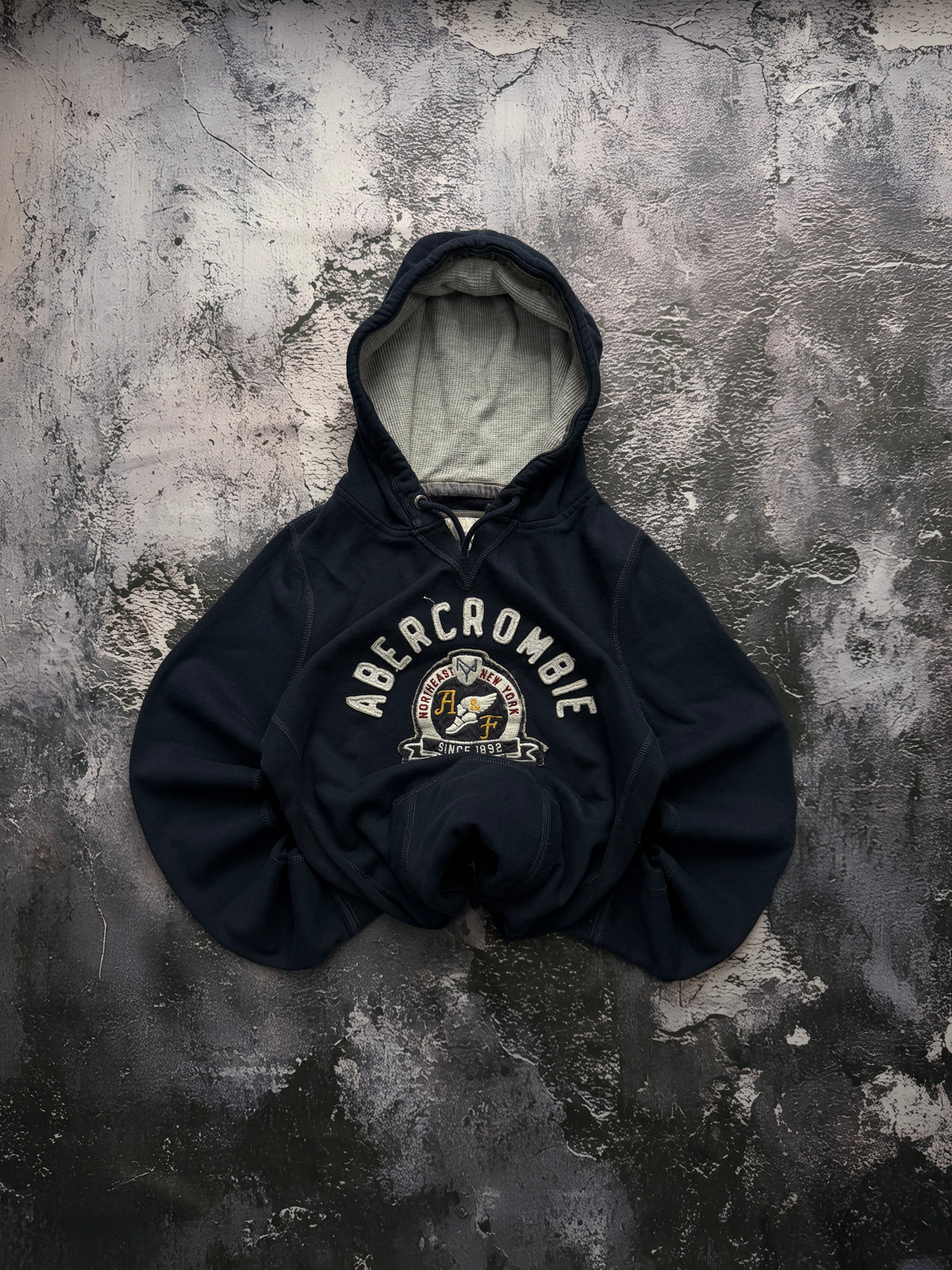Bluza Abercrombie & Fitch granatowa z naszywką – krój przylegający – XS