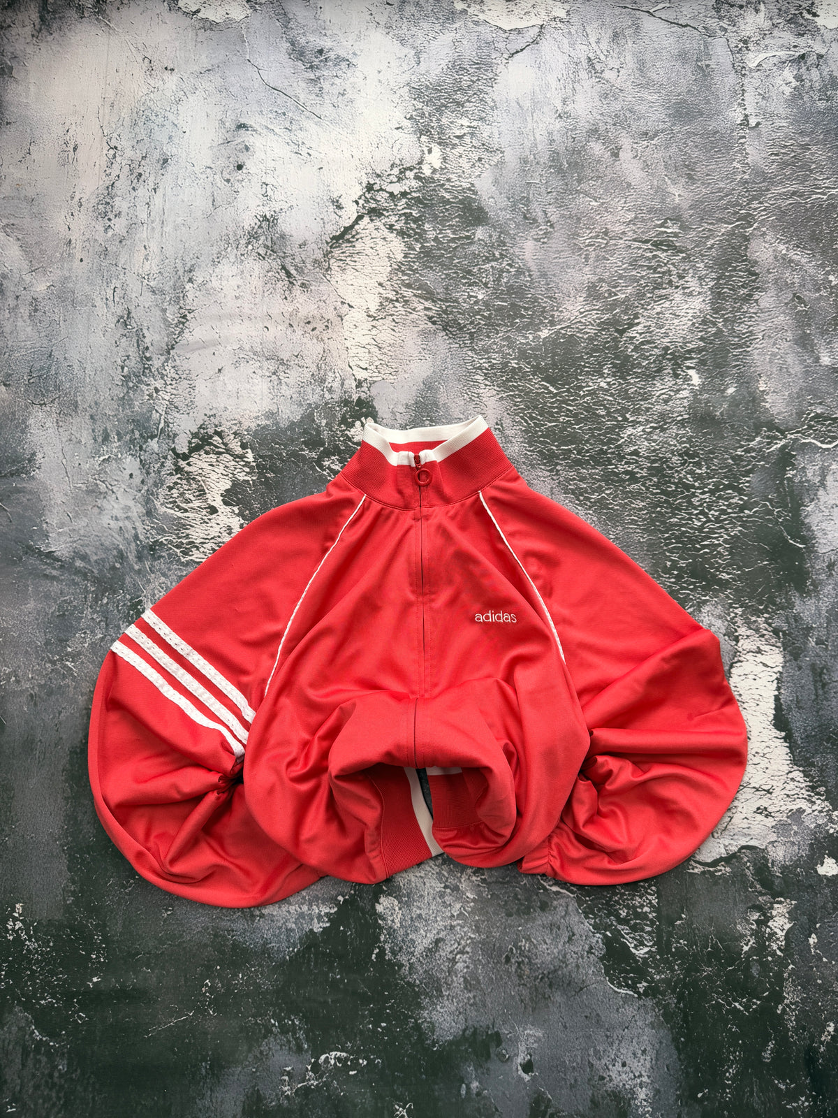 Bluza Adidas czerwona rozpinana — zdjęcie główne, bluza złożona w bombkę
