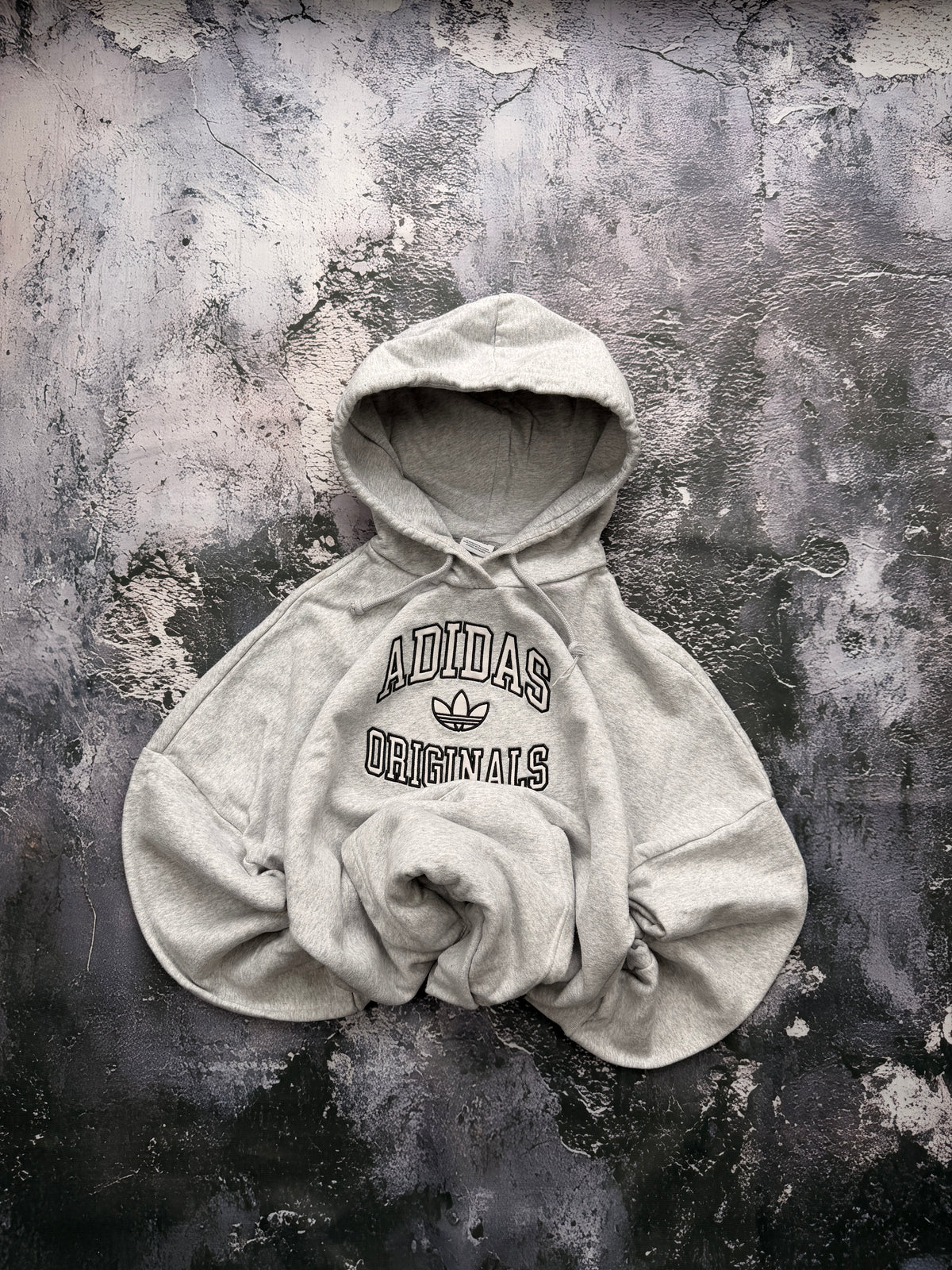 Bluza Adidas Originals szara z dużym napisem i kapturem — zdjęcie główne, bluza złożona w bombkę