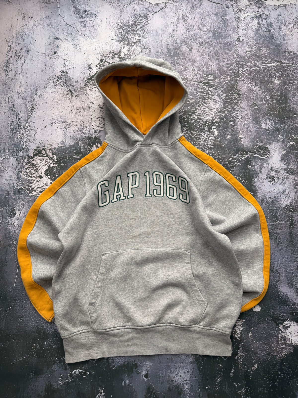 Bluza GAP 1969 szara z kapturem i żółtymi paskami — widok całej bluzy