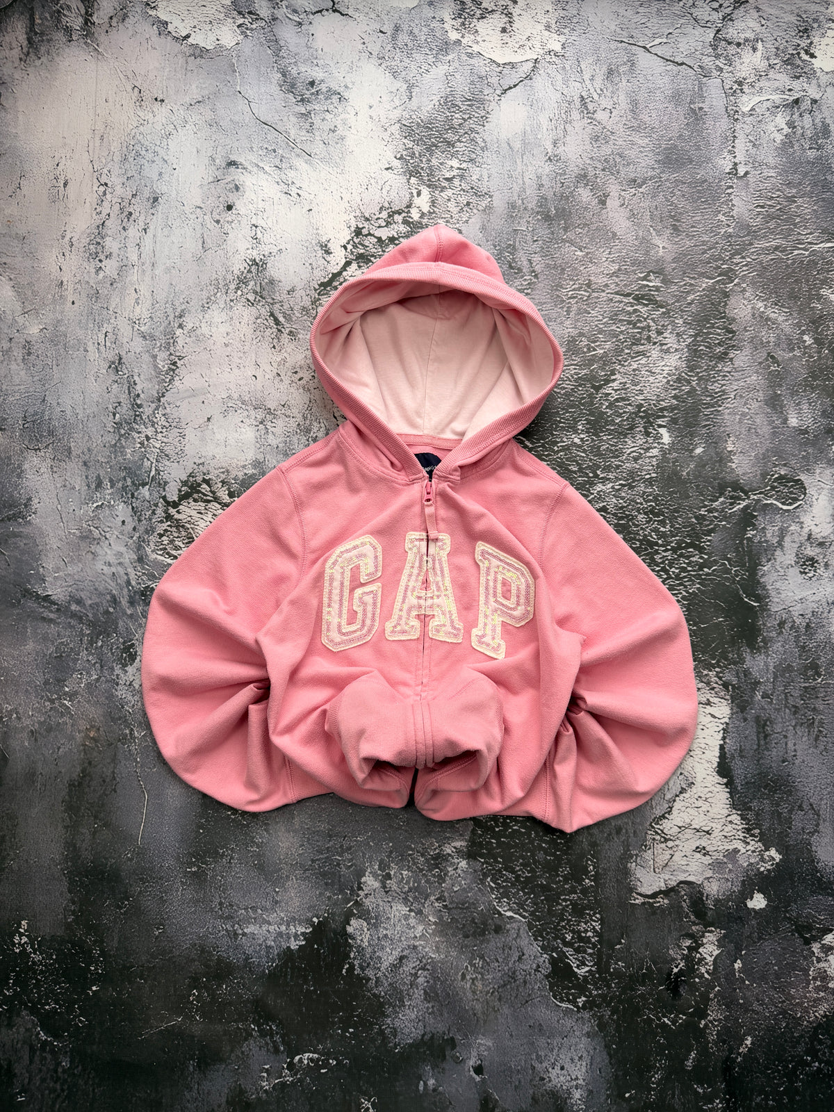 Bluza GAP różowa rozpinana z kapturem i cekinowym logo — zdjęcie główne, bluza złożona w bombkę