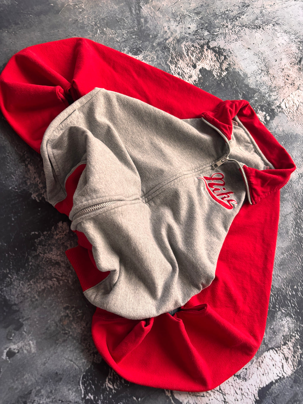 bluza hoodie zip Nike przylegający krój czerwono szara vintage