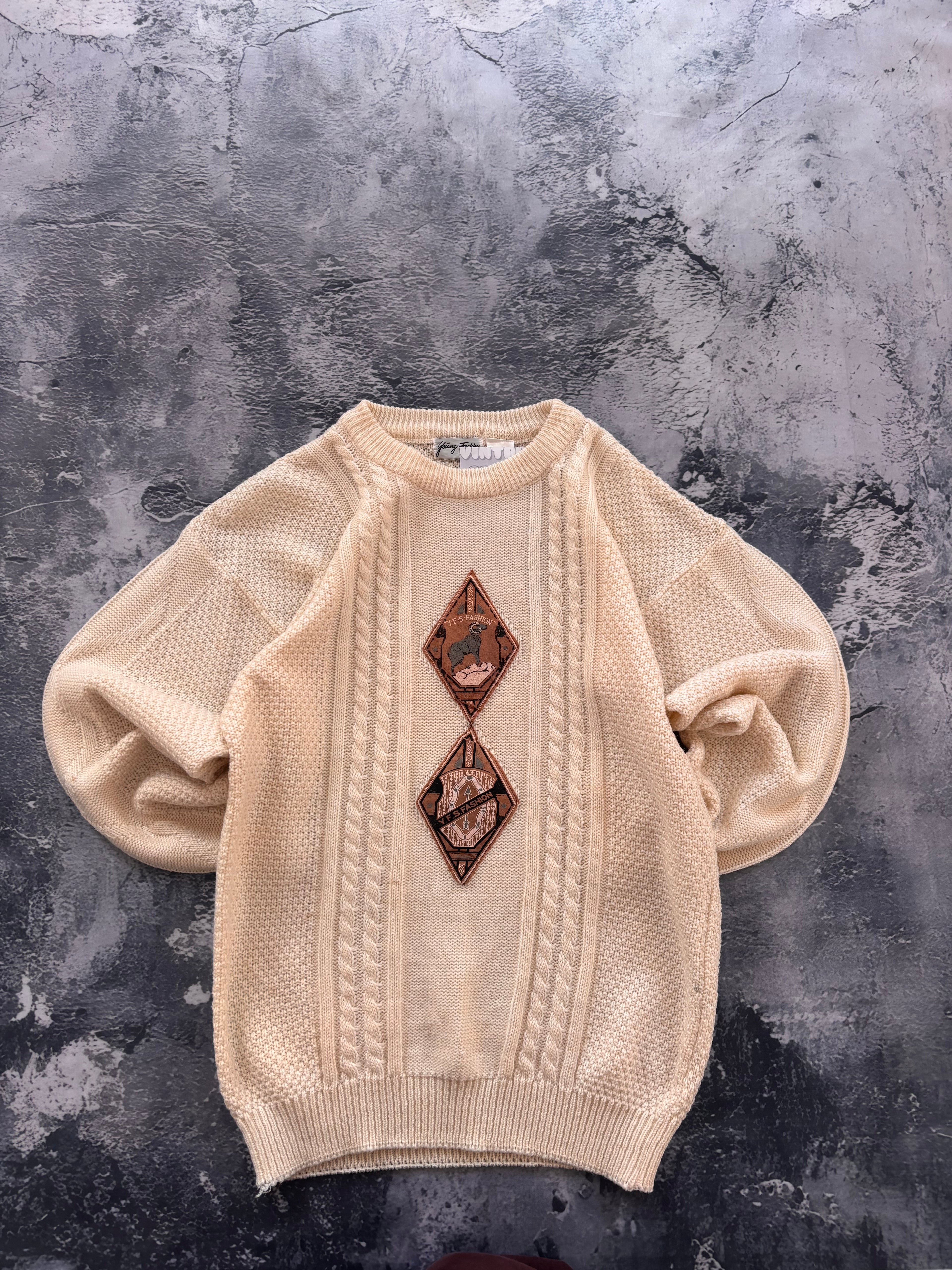 sweter beżowy  z haftem