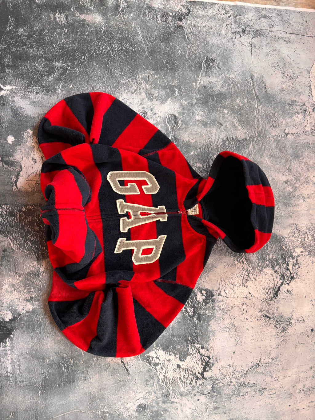 Bluza gap polar prosty krój czerwono granatowa