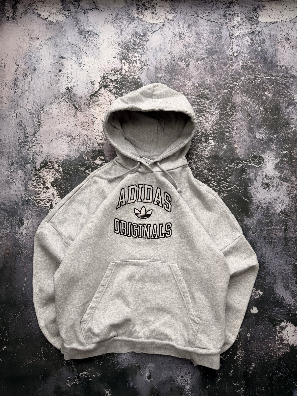 Bluza Adidas Originals szara z dużym napisem i kapturem — widok całej bluzy
