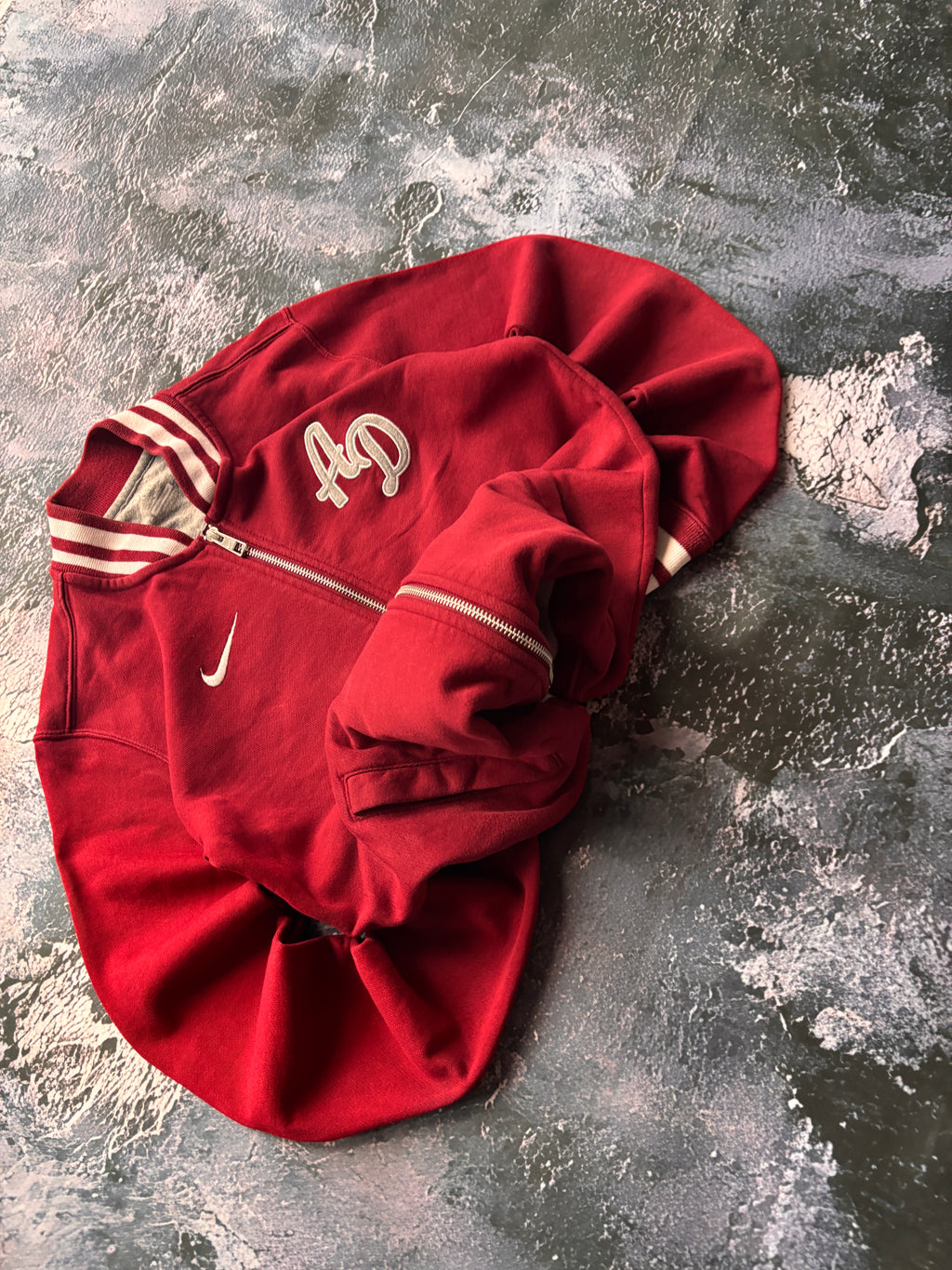 bluza nike prosty krój red w haftami i kołnierzykiem