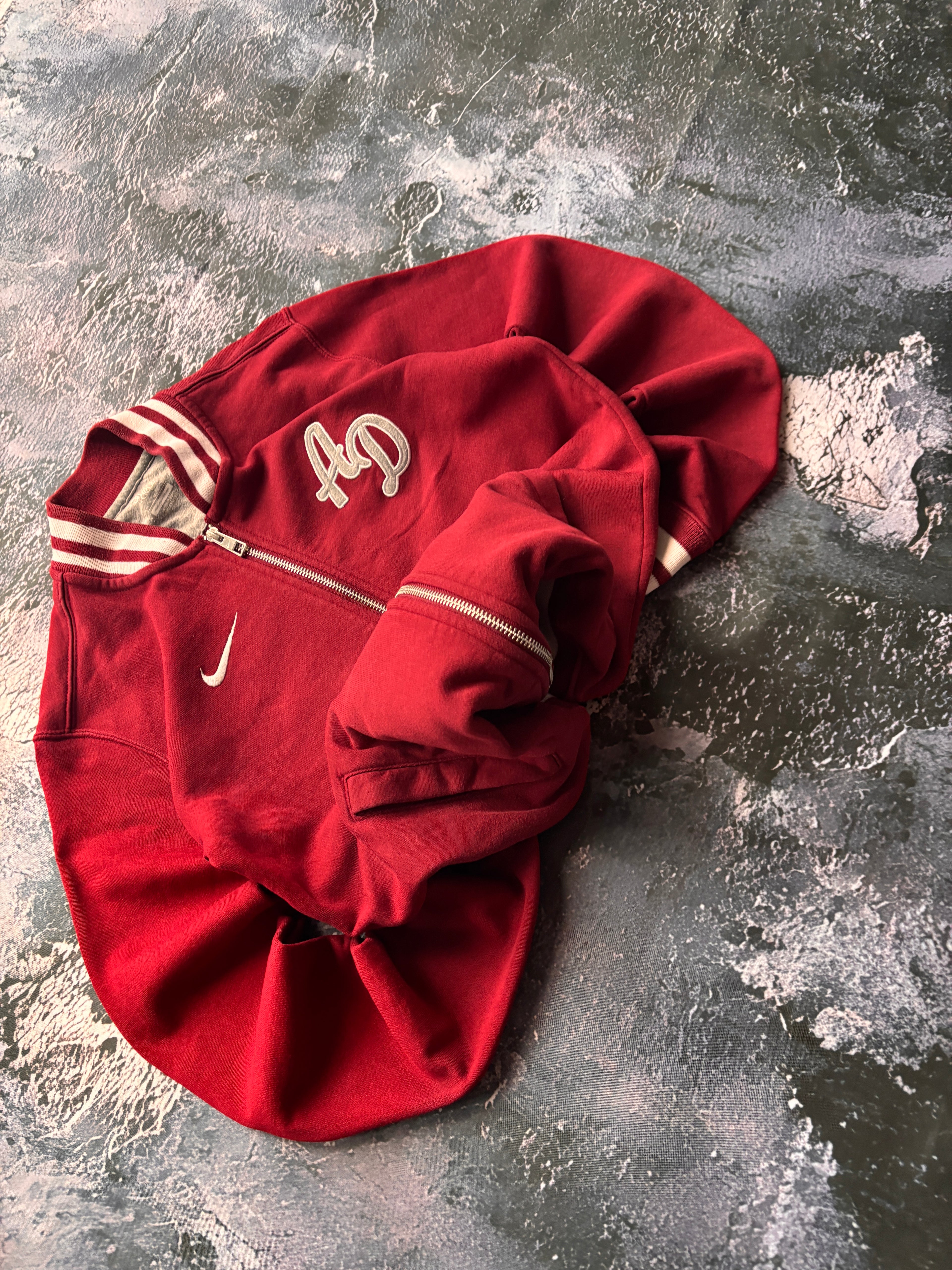 bluza nike prosty krój red w haftami i kołnierzykiem
