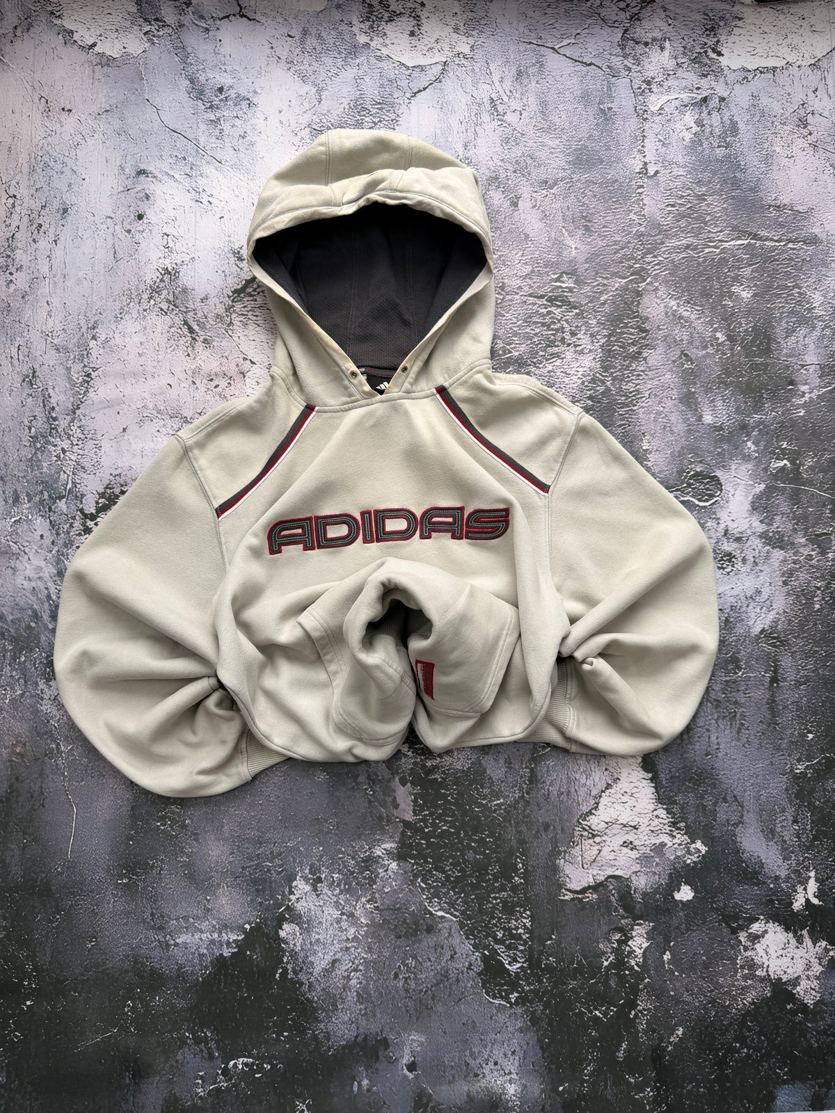 Bluza Adidas jasnoszara z bordowym logo i kapturem — zdjęcie główne, bluza złożona w bombkę
