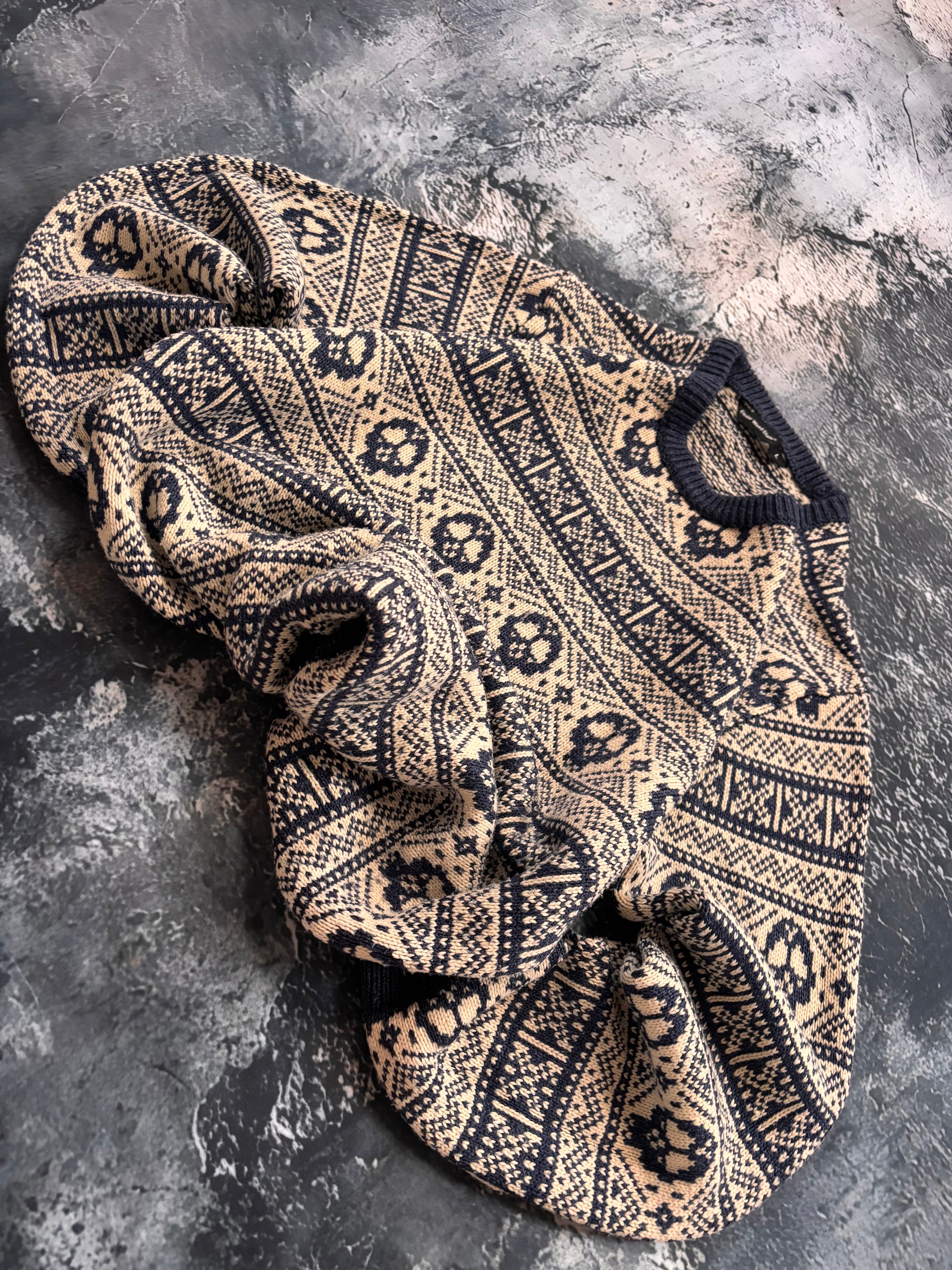 sweter w czaszki beżowy