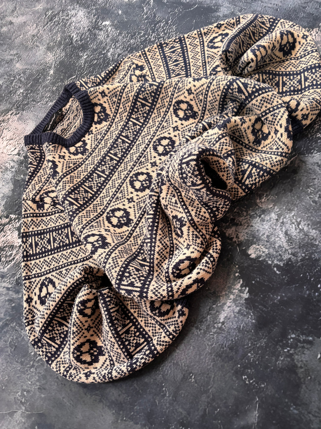 sweter w czaszki beżowy