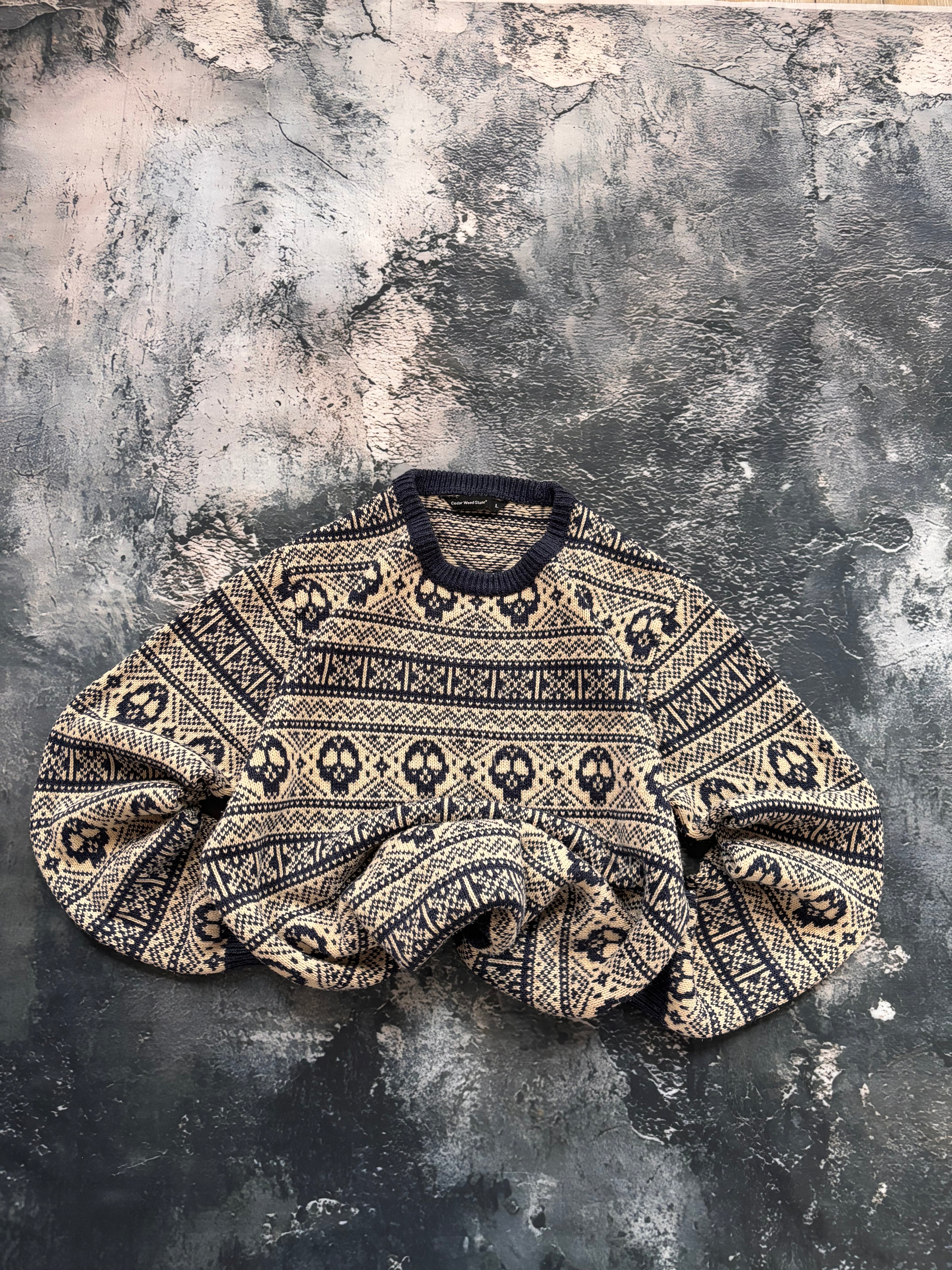 sweter w czaszki beżowy