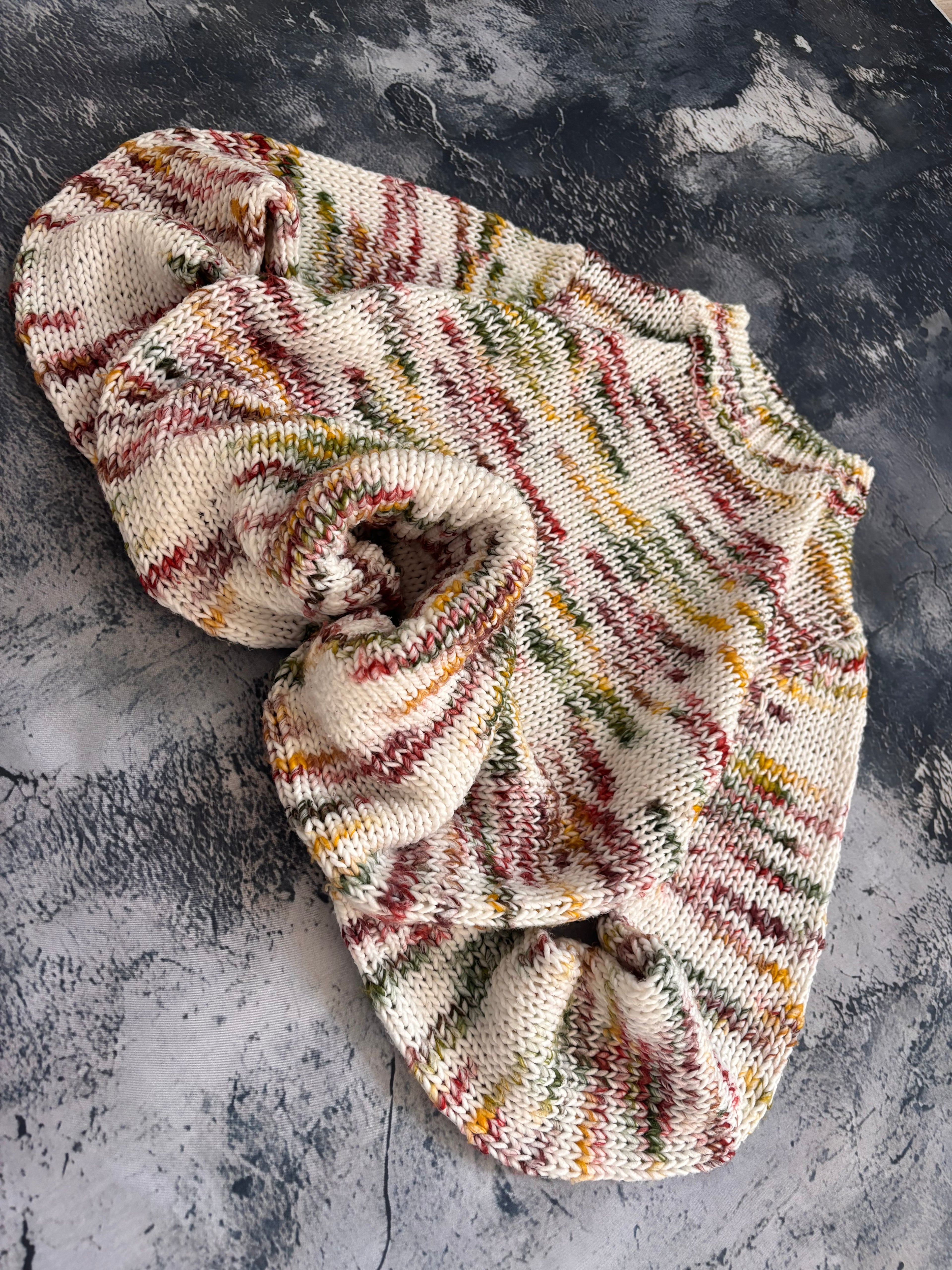 Sweter multicolor biały oversize