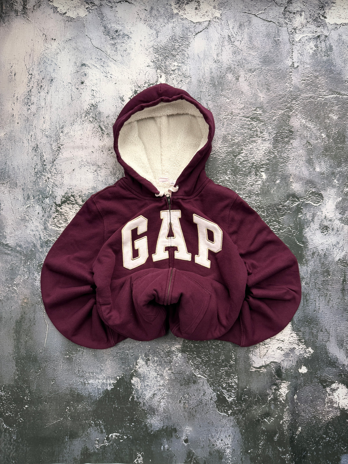 Bluza GAP bordowa rozpinana z kapturem i jasną podszewką — zdjęcie główne, bluza złożona w bombkę