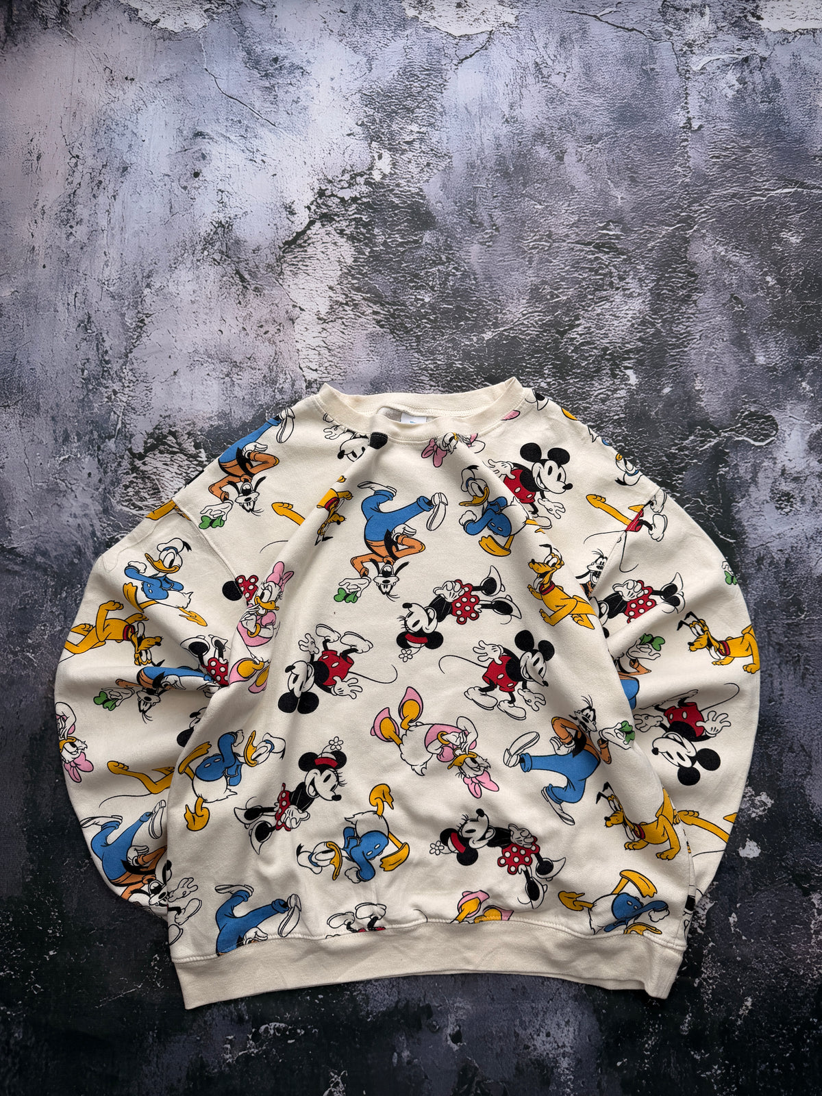 Bluza Disney kremowa z postaciami Mickey i przyjaciół — widok całej bluzy
