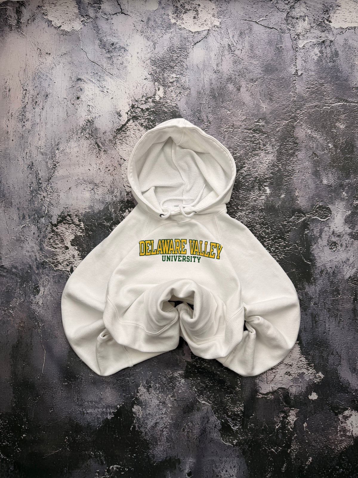 Bluza Delaware Valley University kremowa z kapturem — zdjęcie główne, bluza złożona w bombkę