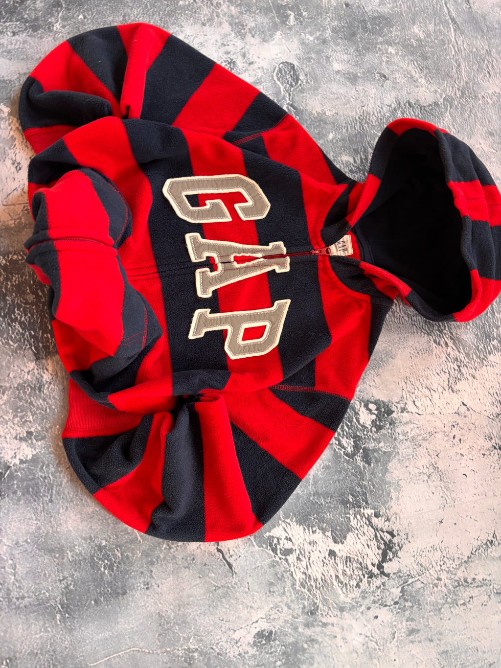 Bluza gap polar prosty krój czerwono granatowa