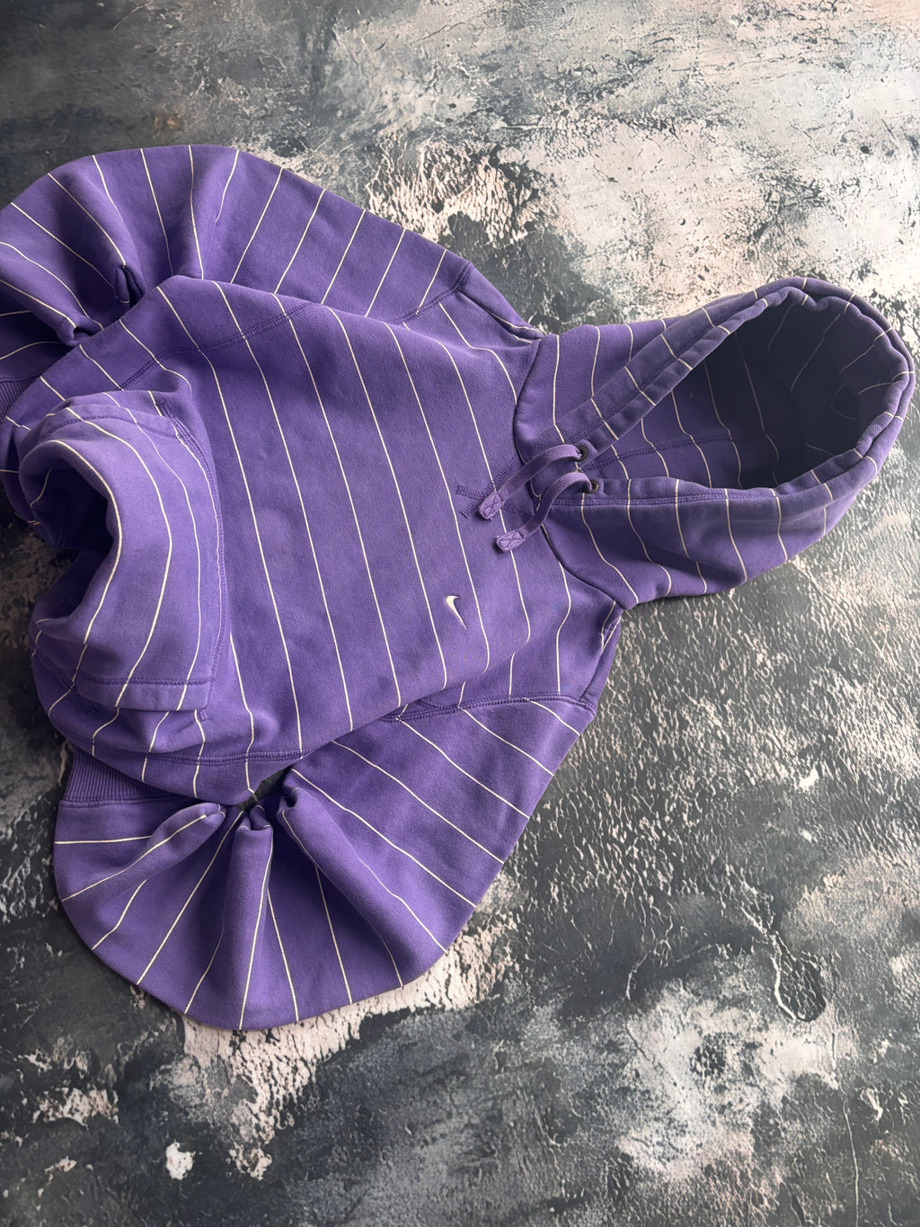 bluza hoodie nike fioletowa prosty krój w paski