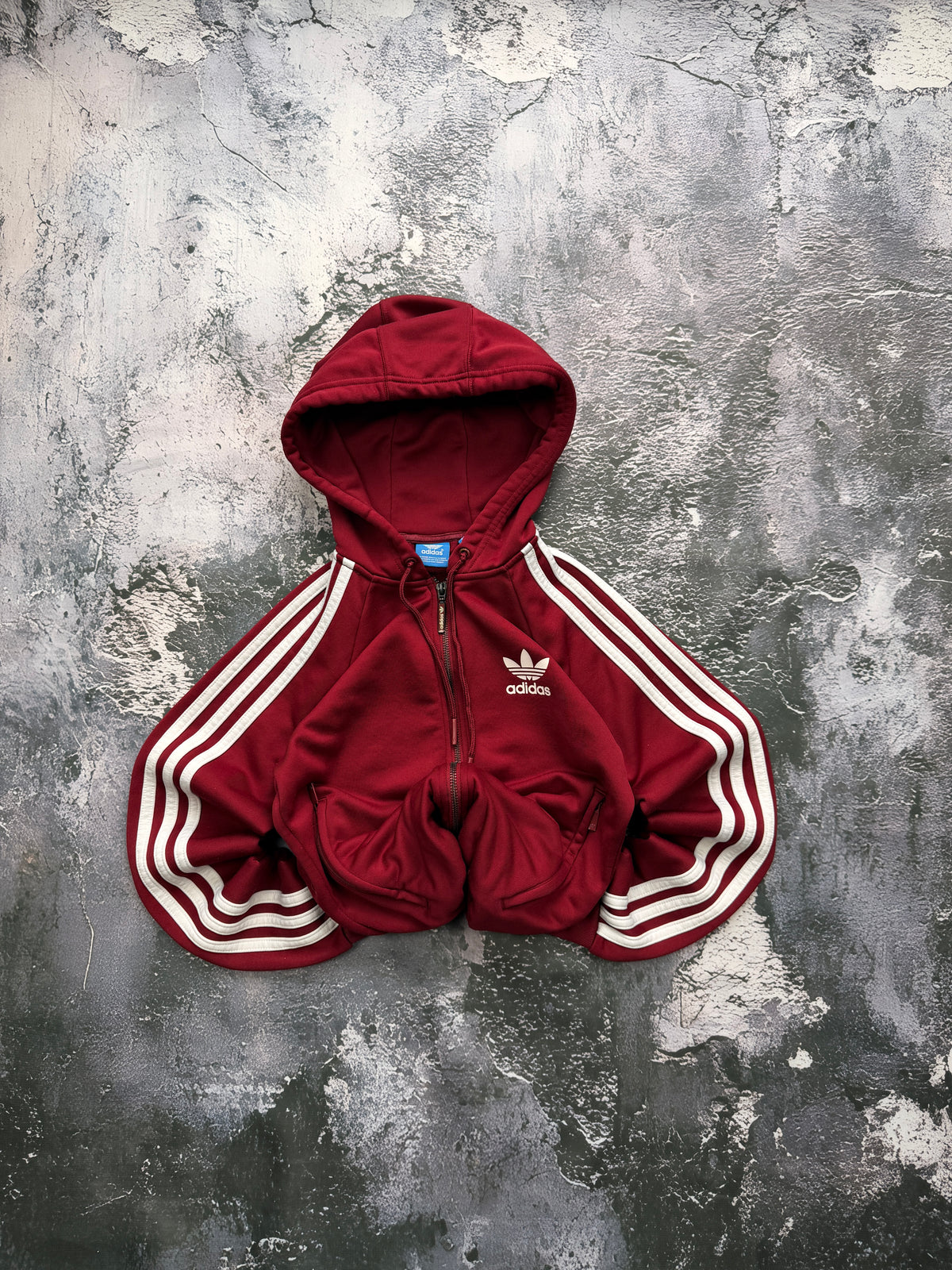 Bluza Adidas Originals bordowa rozpinana z kapturem — zdjęcie główne, bluza złożona w bombkę