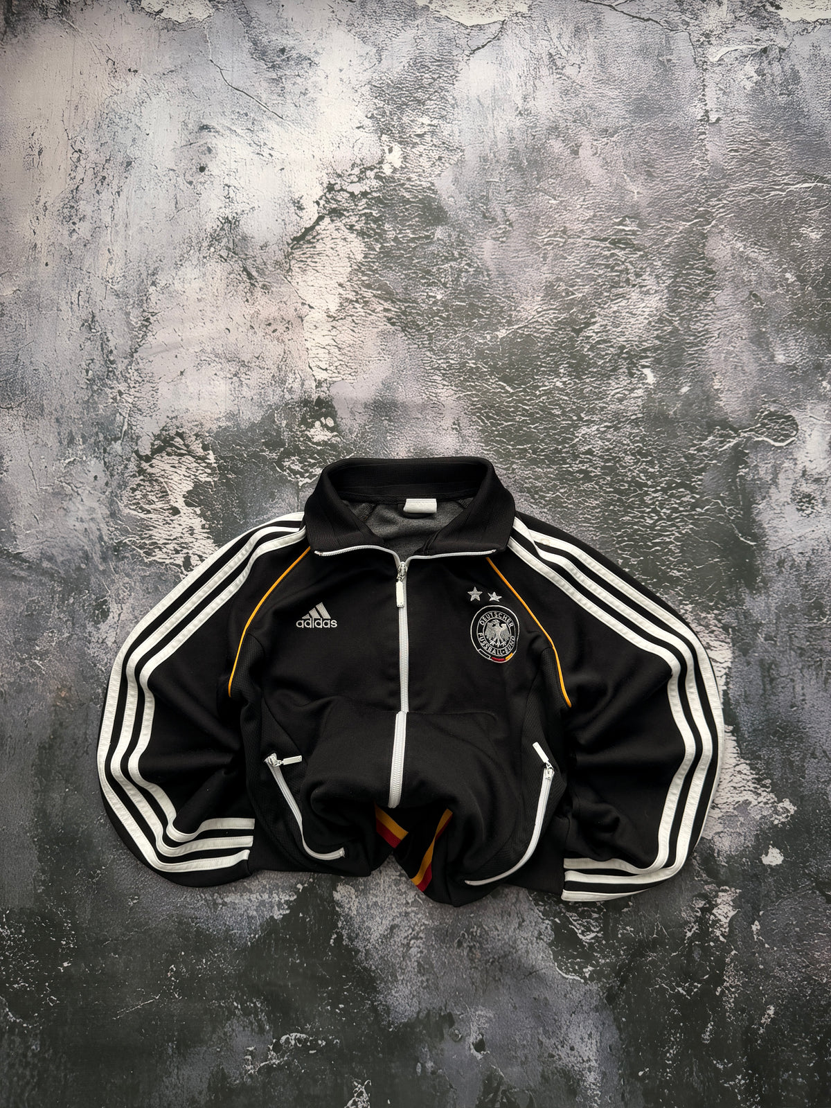 Bluza Adidas DFB czarna rozpinana — zdjęcie główne, bluza złożona w bombkę