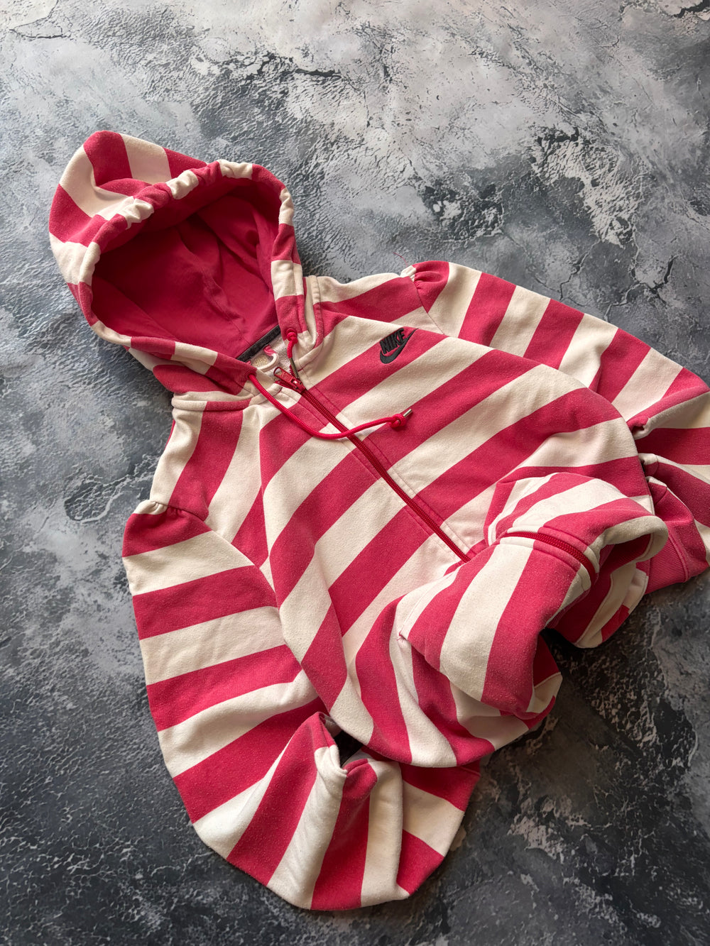 bluza zip hoodie w paski biało różowa