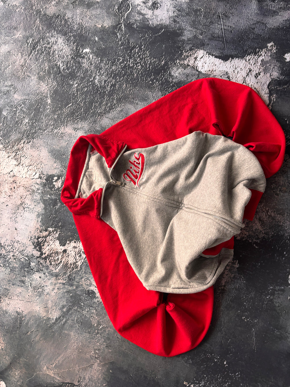 bluza hoodie zip Nike przylegający krój czerwono szara vintage